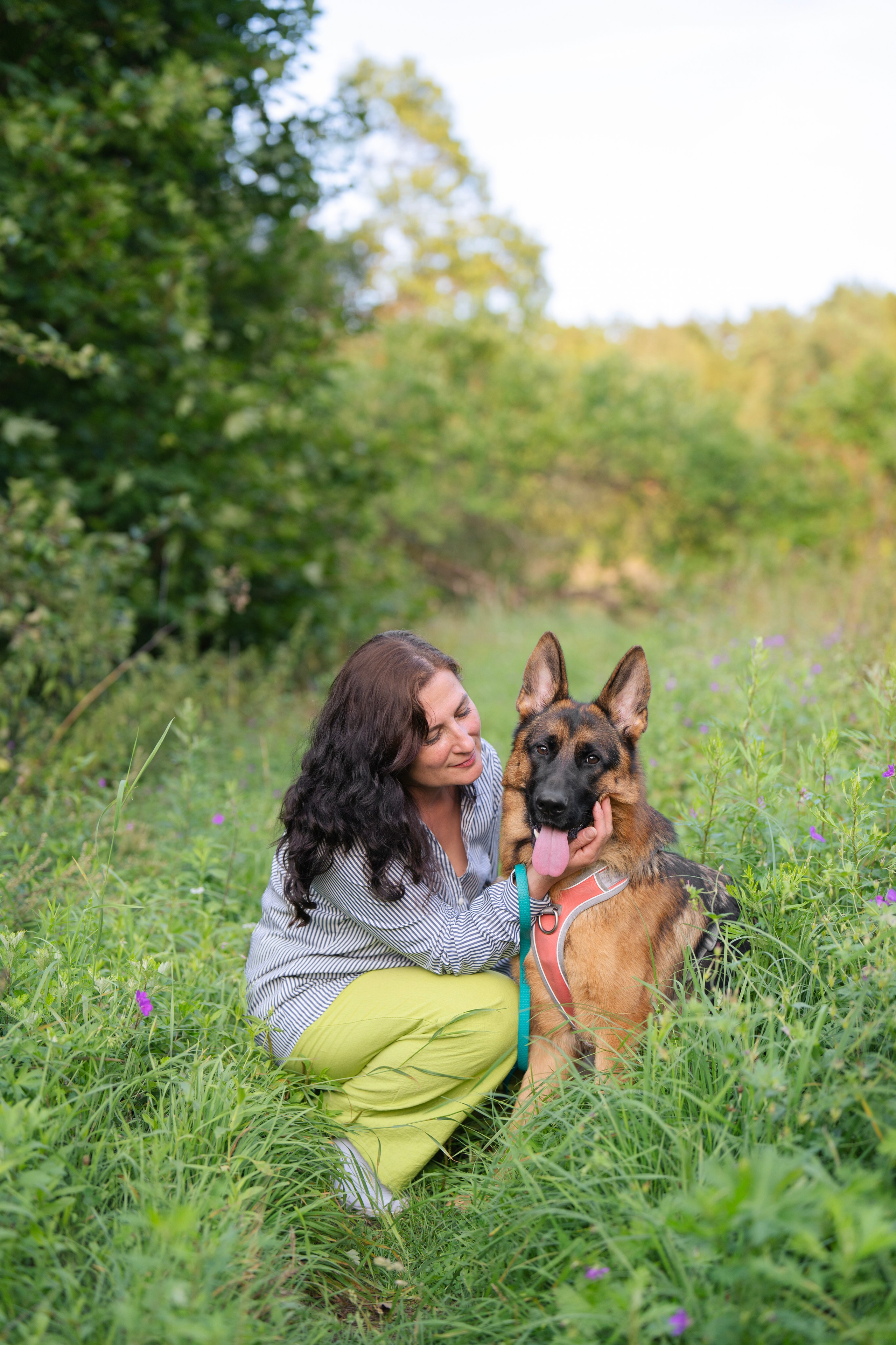 Fotosesija su augintiniu, augintiniu fotografija, šuns fotosesija, fotosesija gamtoje, šeimininko ir šuns fotosesija, šunų fotografija, vokiečių aviganis