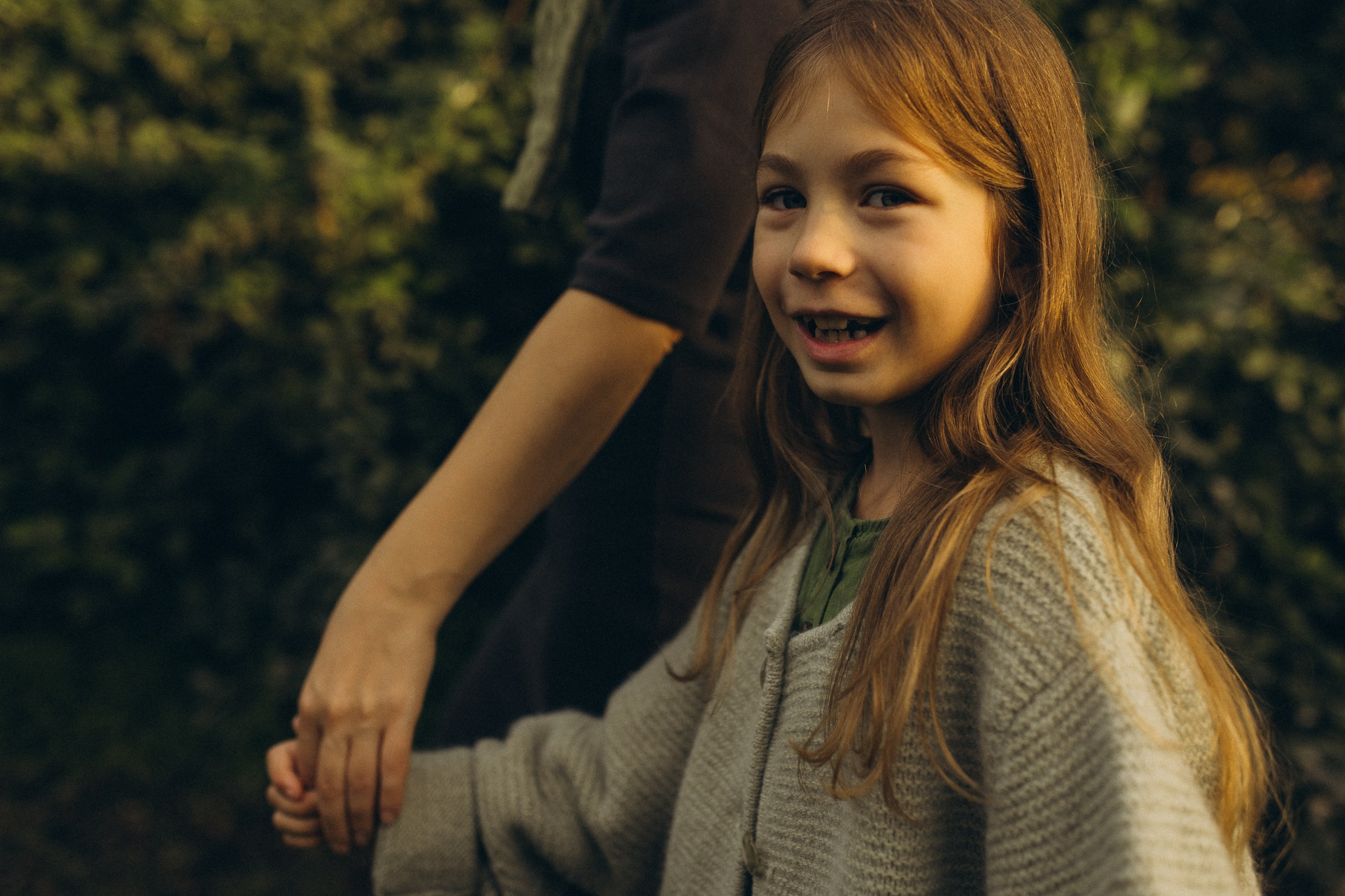 Mama und ihre zwei bezaubernden Töchter in einer familiären Fotosession. Familien & Hochzeitfotografin Nadja Holzmann