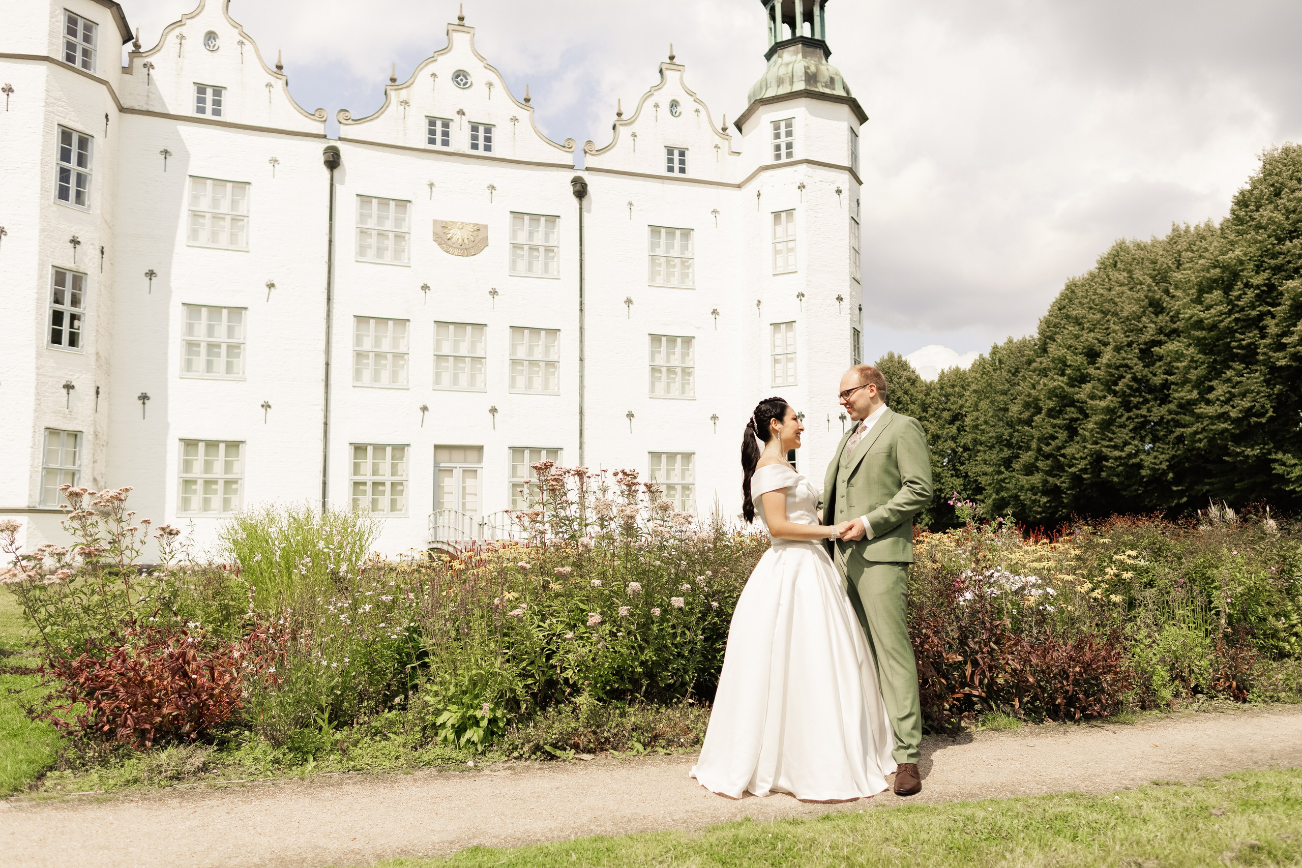 Hochzeitsfotografie im Schloss Ahrensburg | Zeitlose Eleganz in Schleswig-Holsteins Gärten. Hochzeitsfotograf und Hochzeitsvideograf aus Hamburg | Roka21Film
