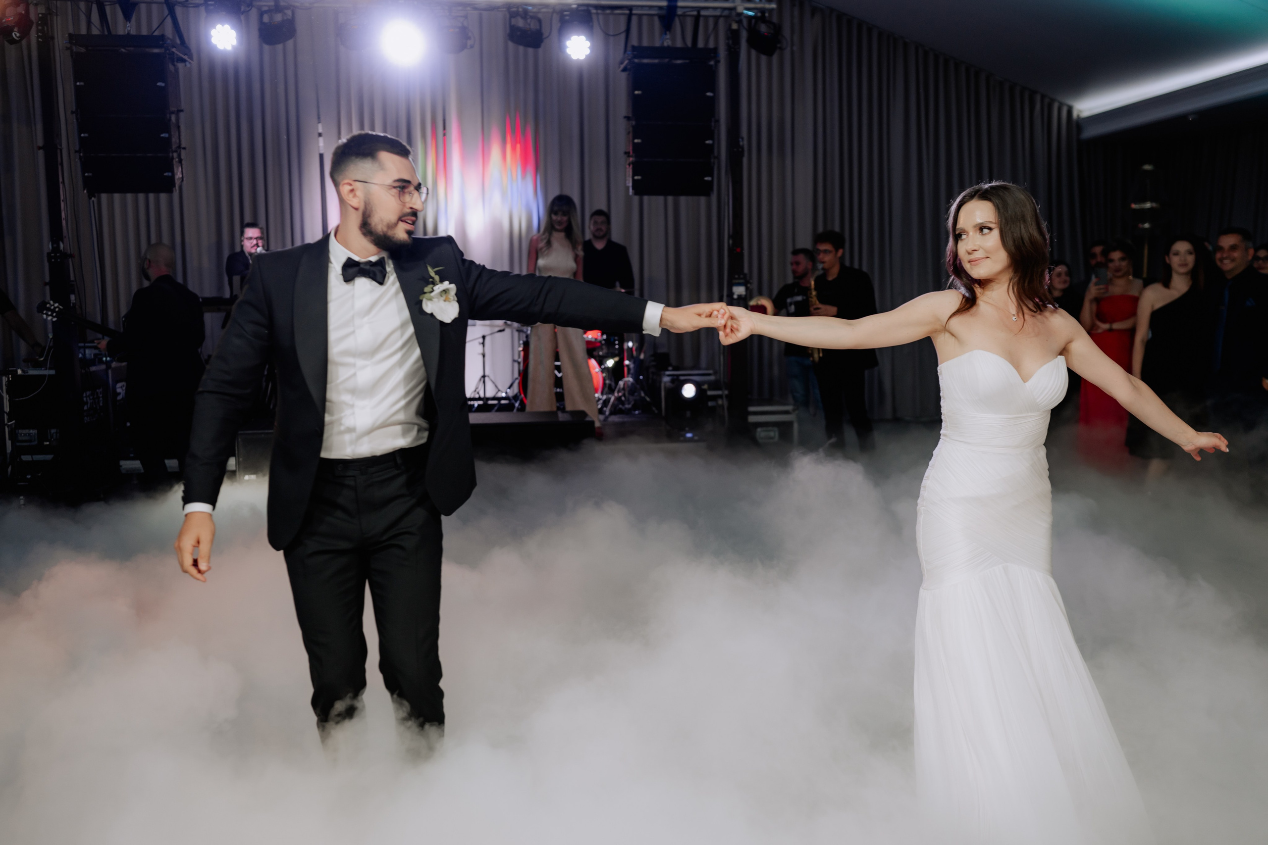 Cununie civila in aer liber , artificii de zi colorate , decor nunta , nunta la Hotel Traian. Proud Vision Weddings | Wedding Photography & Film — Servicii profesionale Foto Video Nunta Iasi