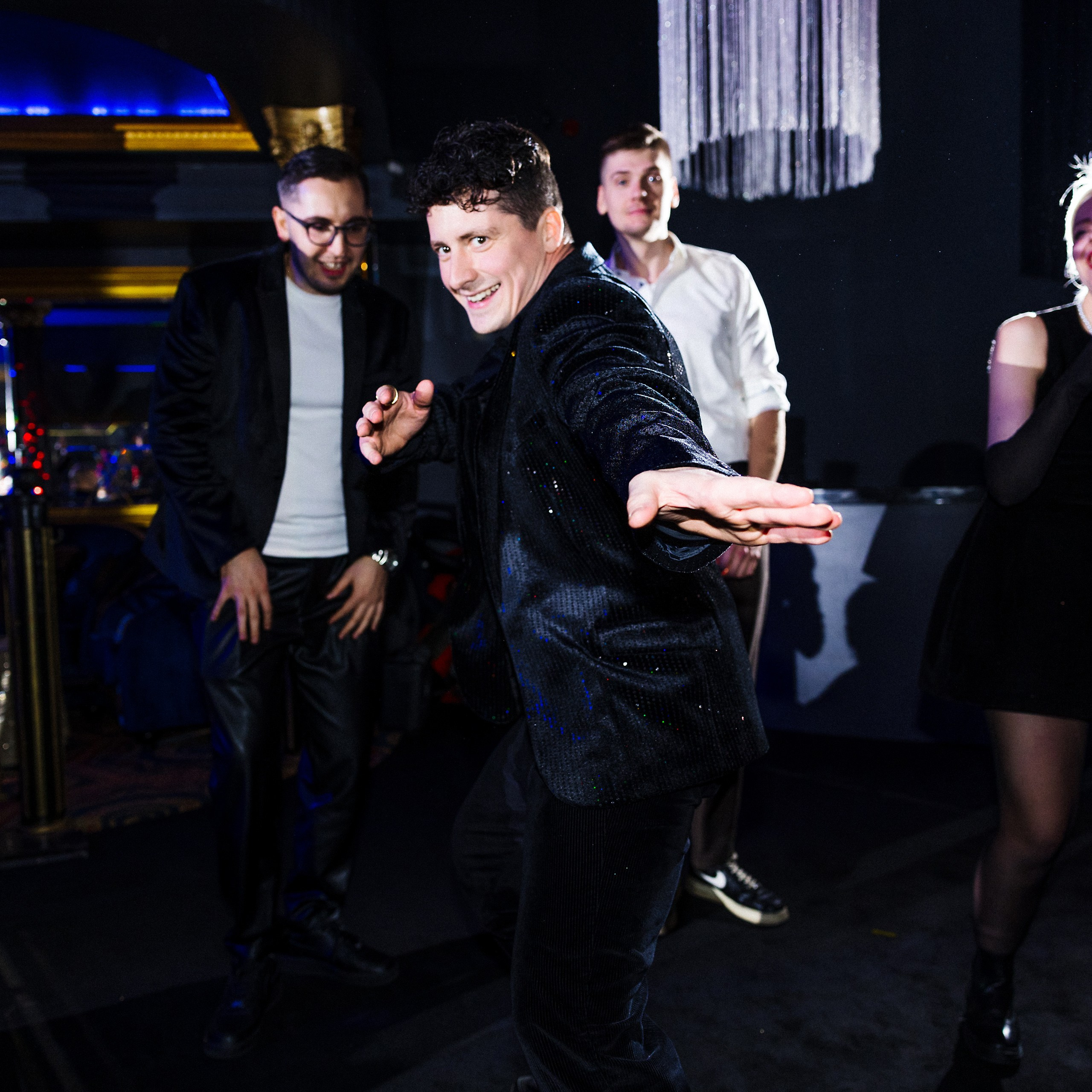 Новогодняя фотосессия в стиле «Оскар» для компаний — свет софитов и звёздные кадры. Евгений Тимофеев | Свадебный и контент-фотограф и видеограф в Риге