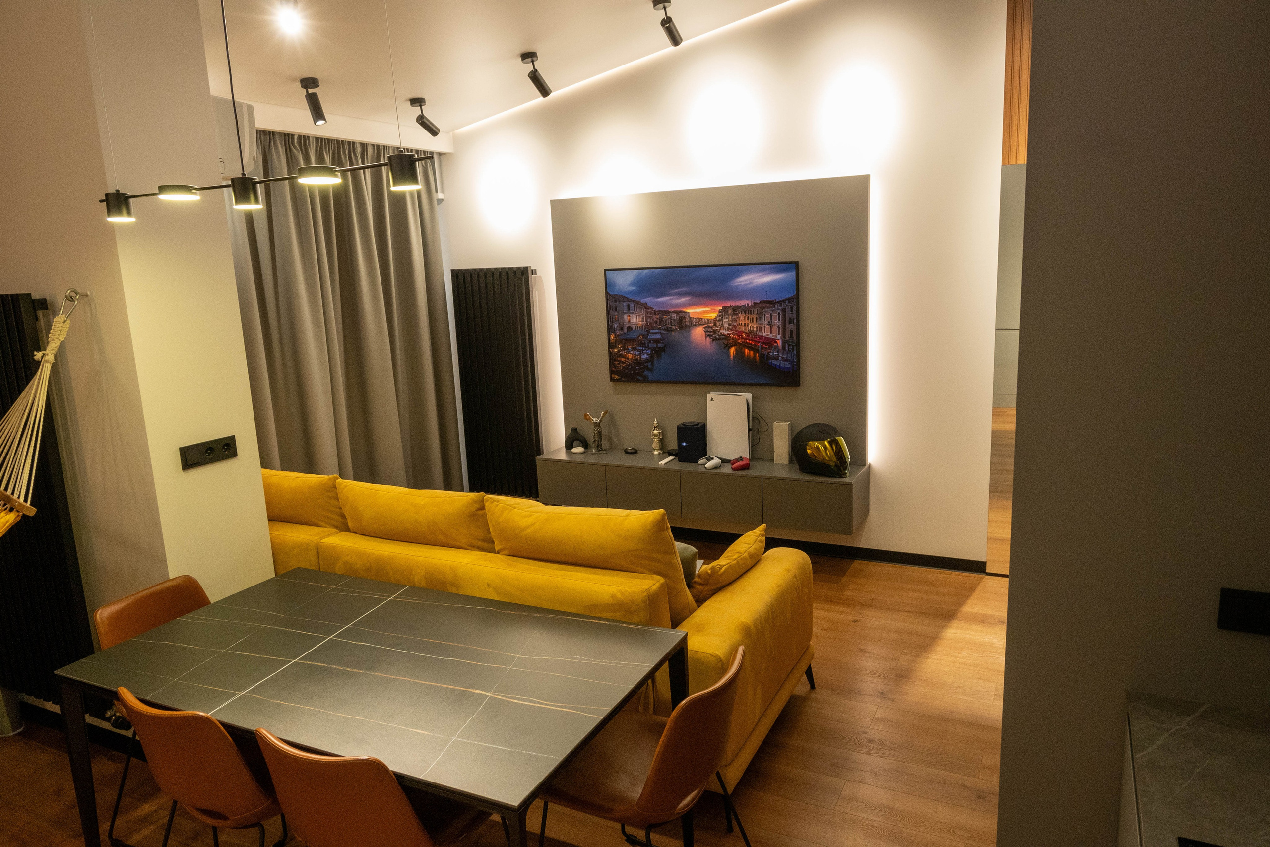 The apartment is on two levels. Fotograf Dmitrii Donets