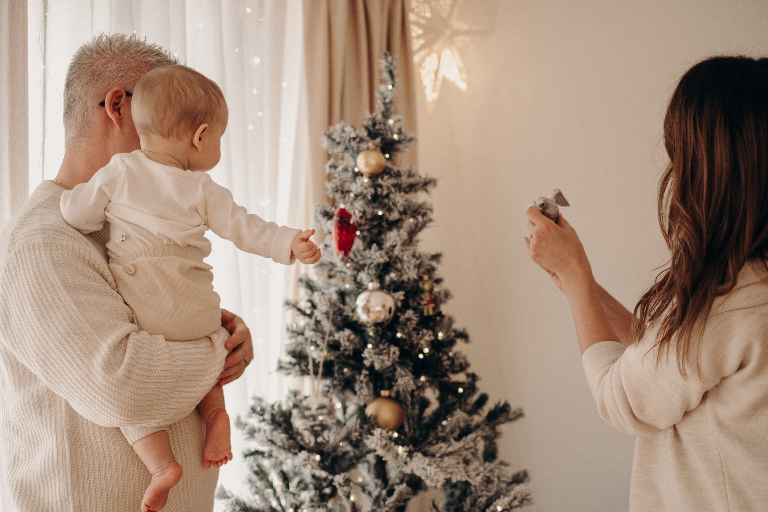 Weihnachtsfotoshooting bei euch zu Hause. Eure authentischen Familien- & Newbornmomente –erzählt in Fotos & Videos