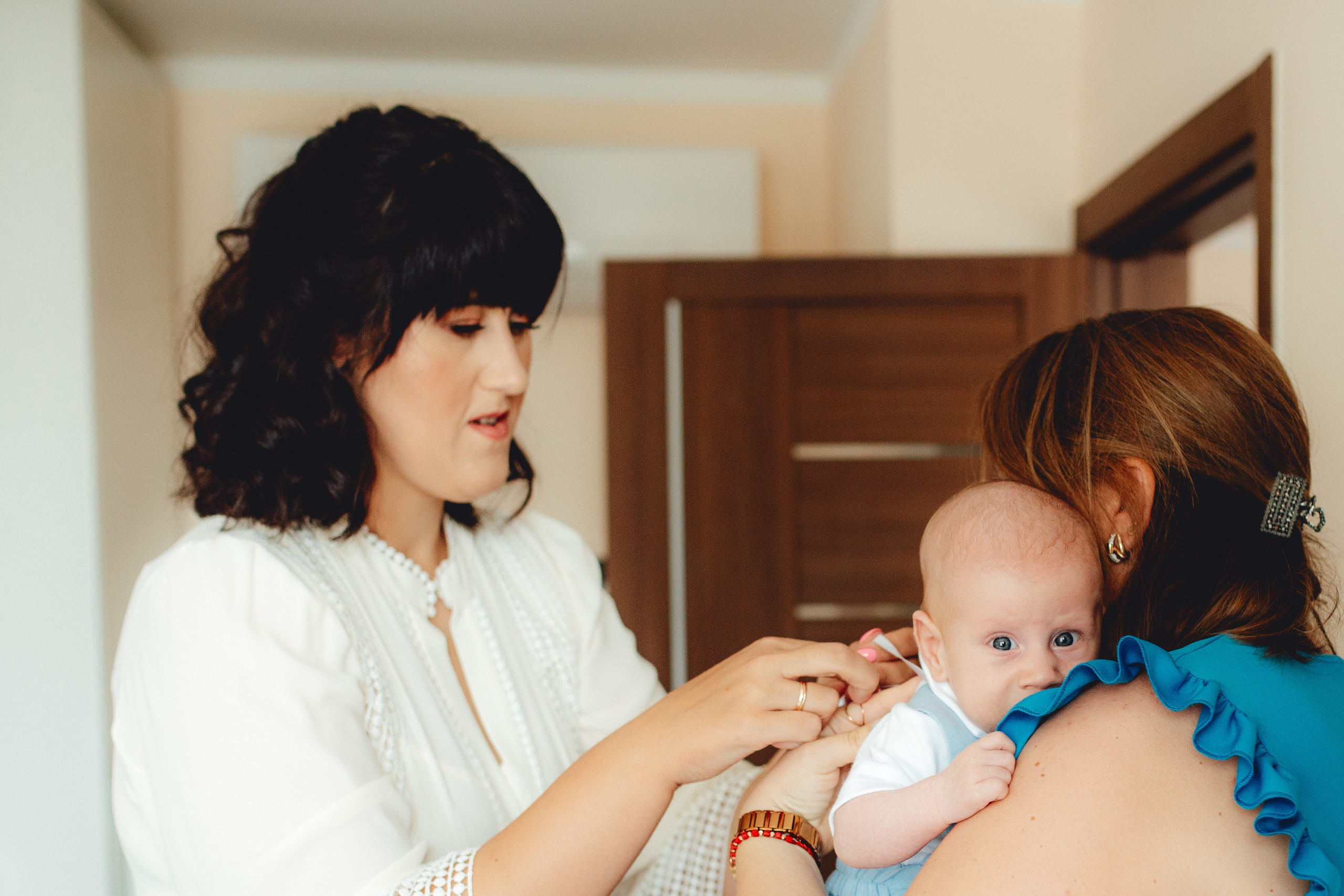 Krikštynos, krikštas, krikštynų fotosesija, ceremonija, bažnyčia krikštynų pasiruošimo fotografavimas. Krikštynų fotografas Vilnius Trakai kaina krikštynų fotografavimas fotografė personal.lt photogrpahy kainos šeima, vaikai profesionali natūrali meninė reportažinė klasikinė fotosesija, krikštynų fotosesija gamtoje