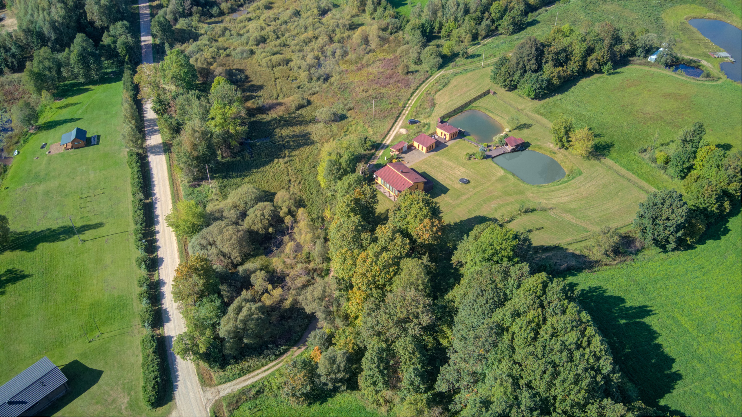 Sadyba Vinliaus r. prie ežero. Elina Sapiega fotografė Vilniuje