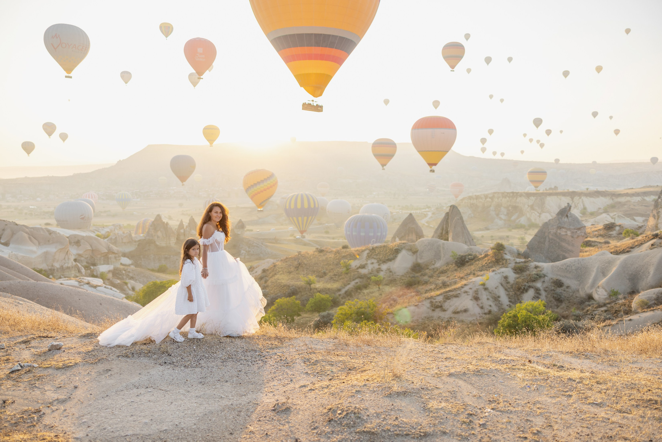 Family Photoshoot at Sunrise with Cappadocia’s Hot Air Balloons. Julia Ganch I Fashion Wedding Photography I Cappadocia Turkey