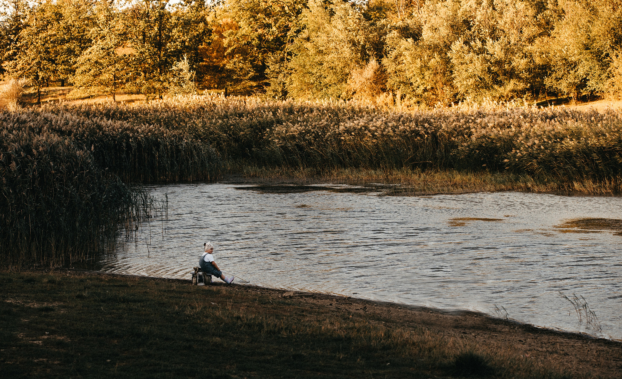 Fishing, the last warm days. Wedding photographer from Moldova Alexey Chipchiu