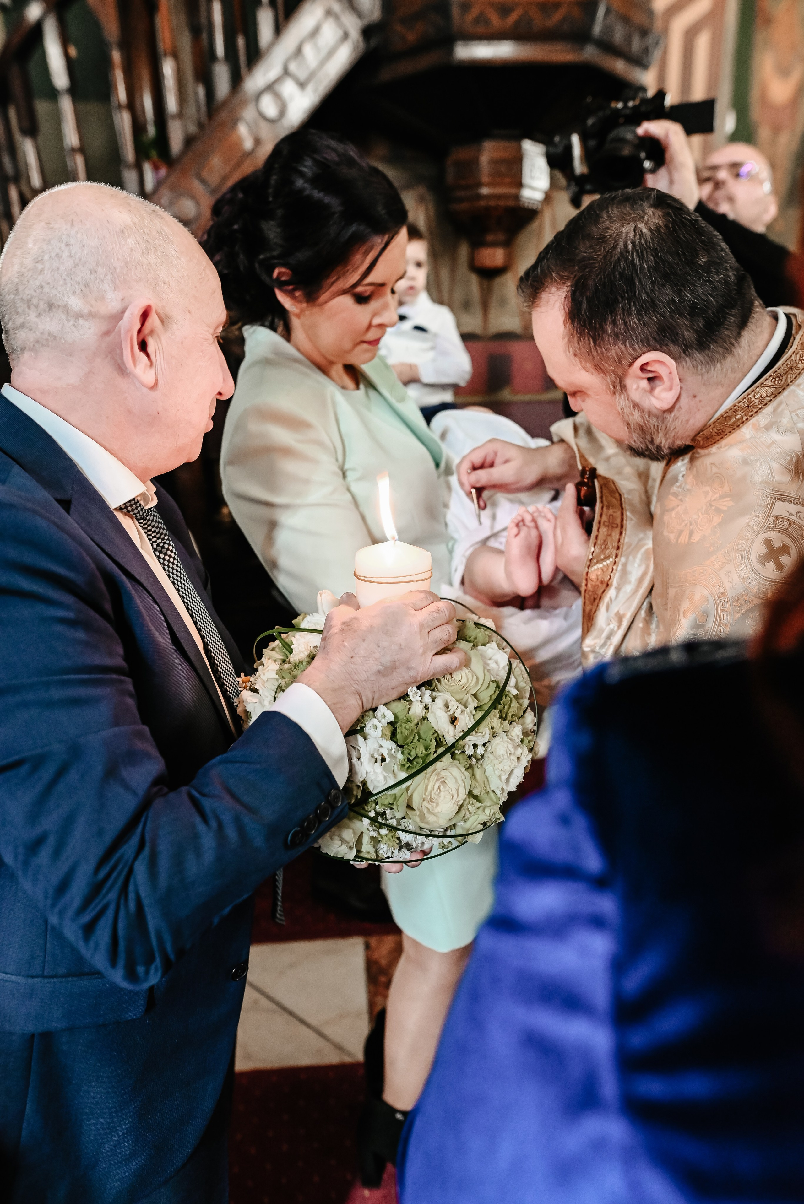Cadru cu detalii ale momentului ungerii la botez – fotografie semnată Ana Maria Drăgan