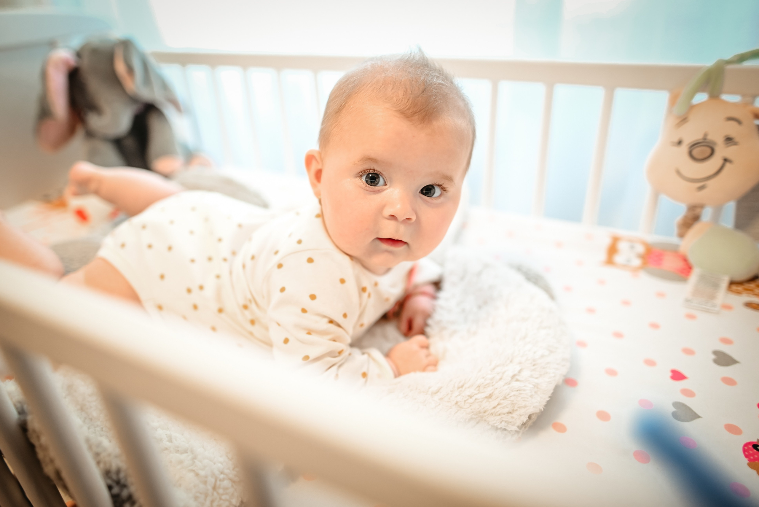 Bebeluș pregatit pentru botez – moment imortalizat de Ana Maria Drăgan