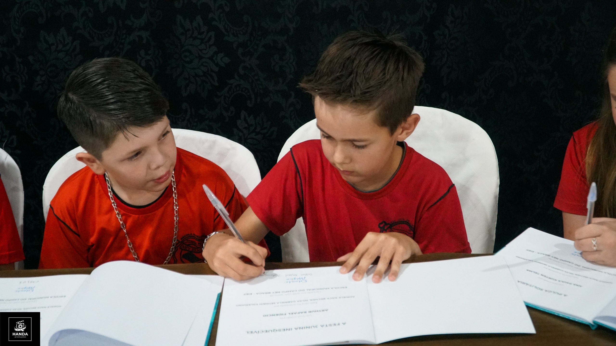 Noite autógrafos colégio Aurélio Buarque de Holanda. Handa Produções