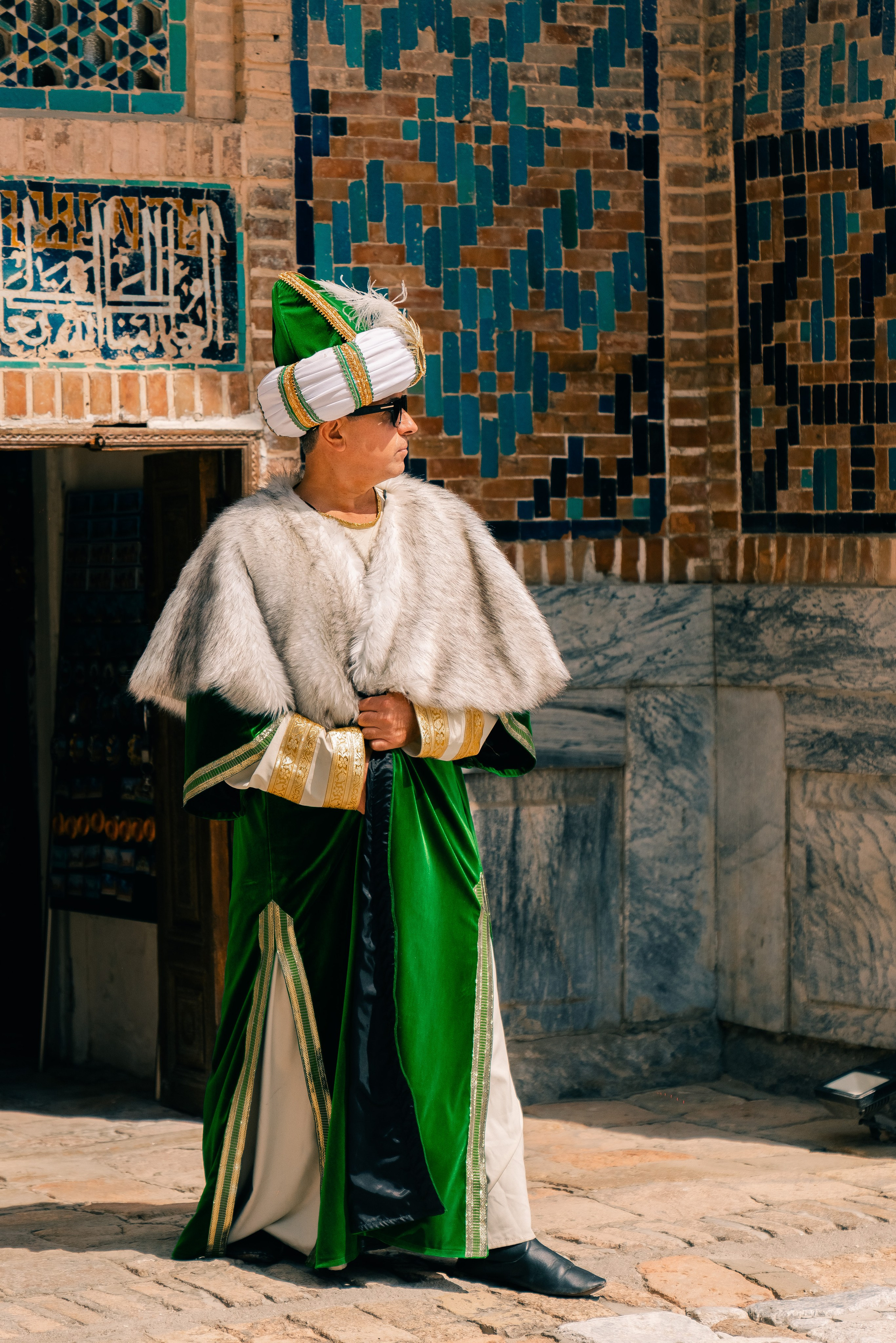 Мужчина в королевском восточном уборе с меховым халатом. Фотограф в Узбекистане и Самарканде Джасур Марупов