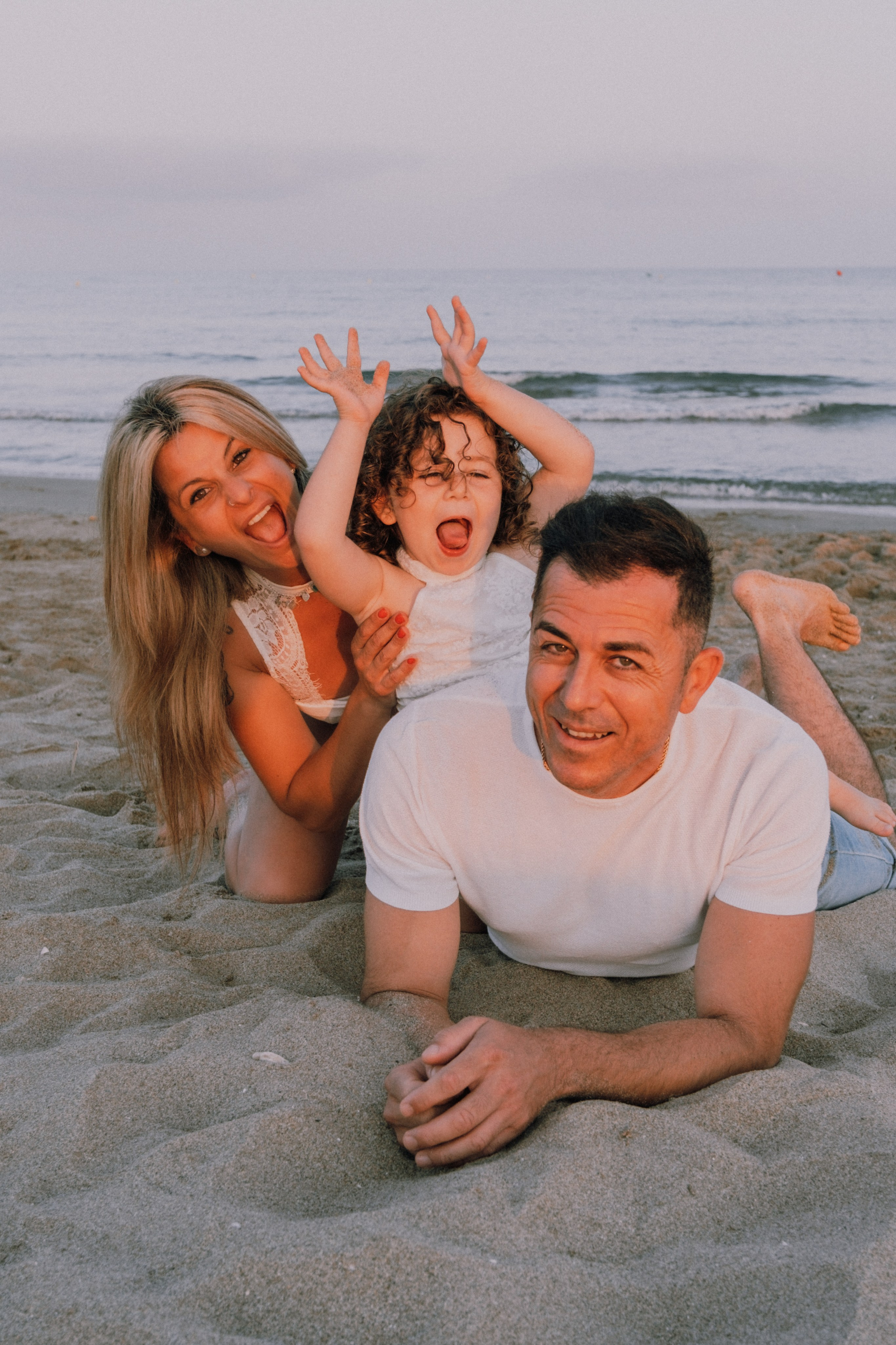 Sesión familiar en la playa. Fotografía profesional en Calafell - Elena Medvedeva