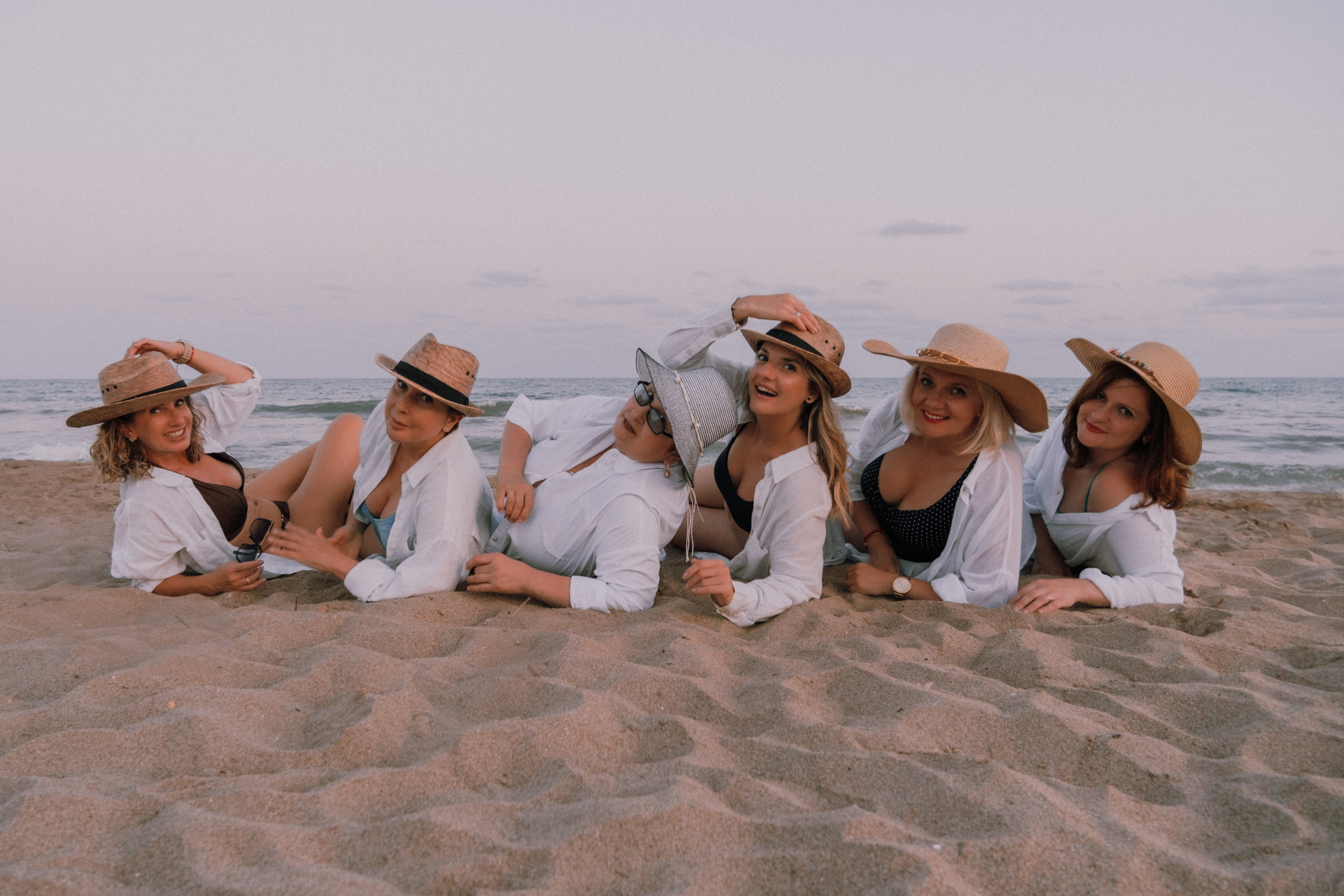 Sesión de amigas en la playa. Fotografía profesional en Calafell - Elena Medvedeva