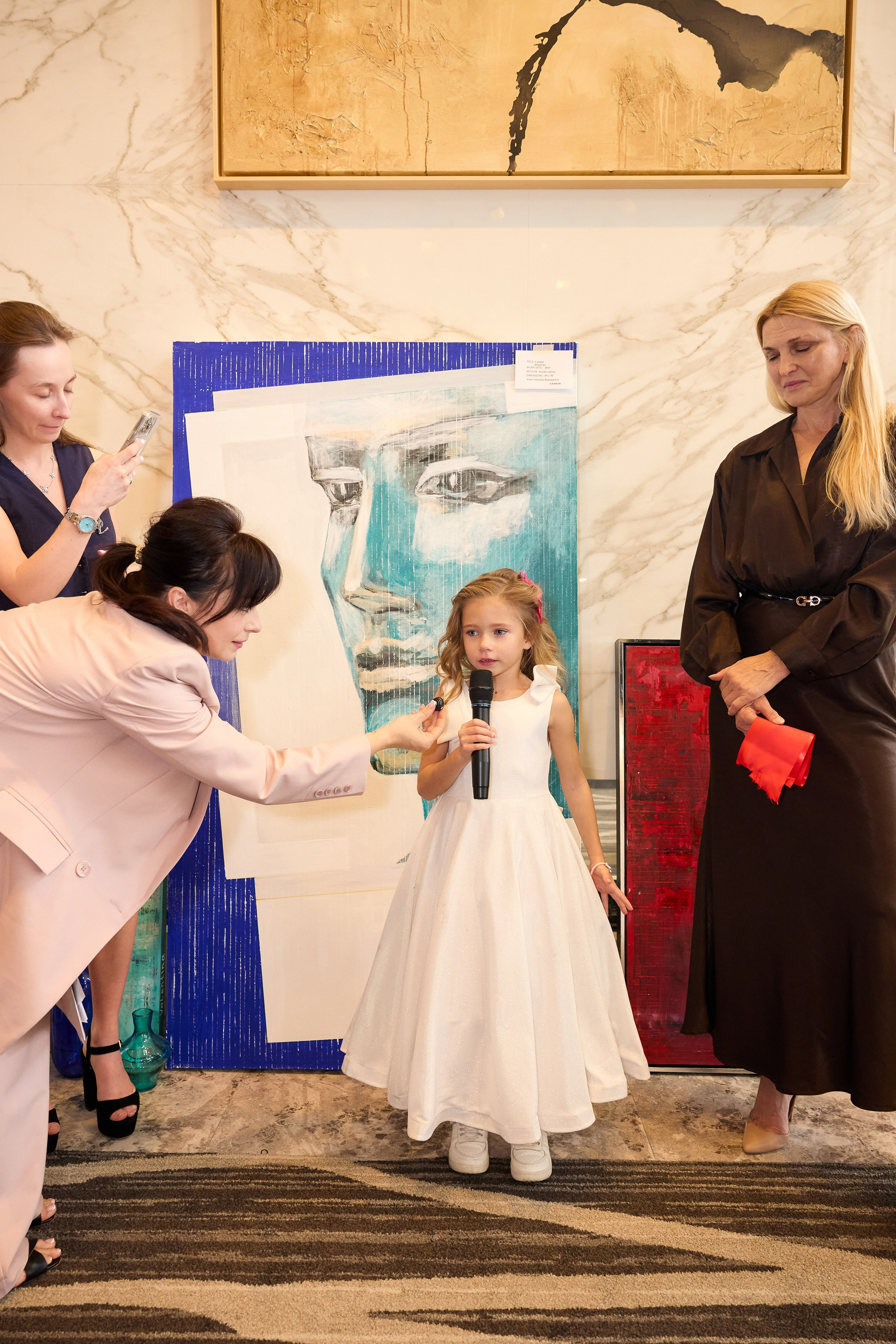 Авторская благотворительная художественная выставка Дианы Бортник. Фотограф Юлия Маковеева