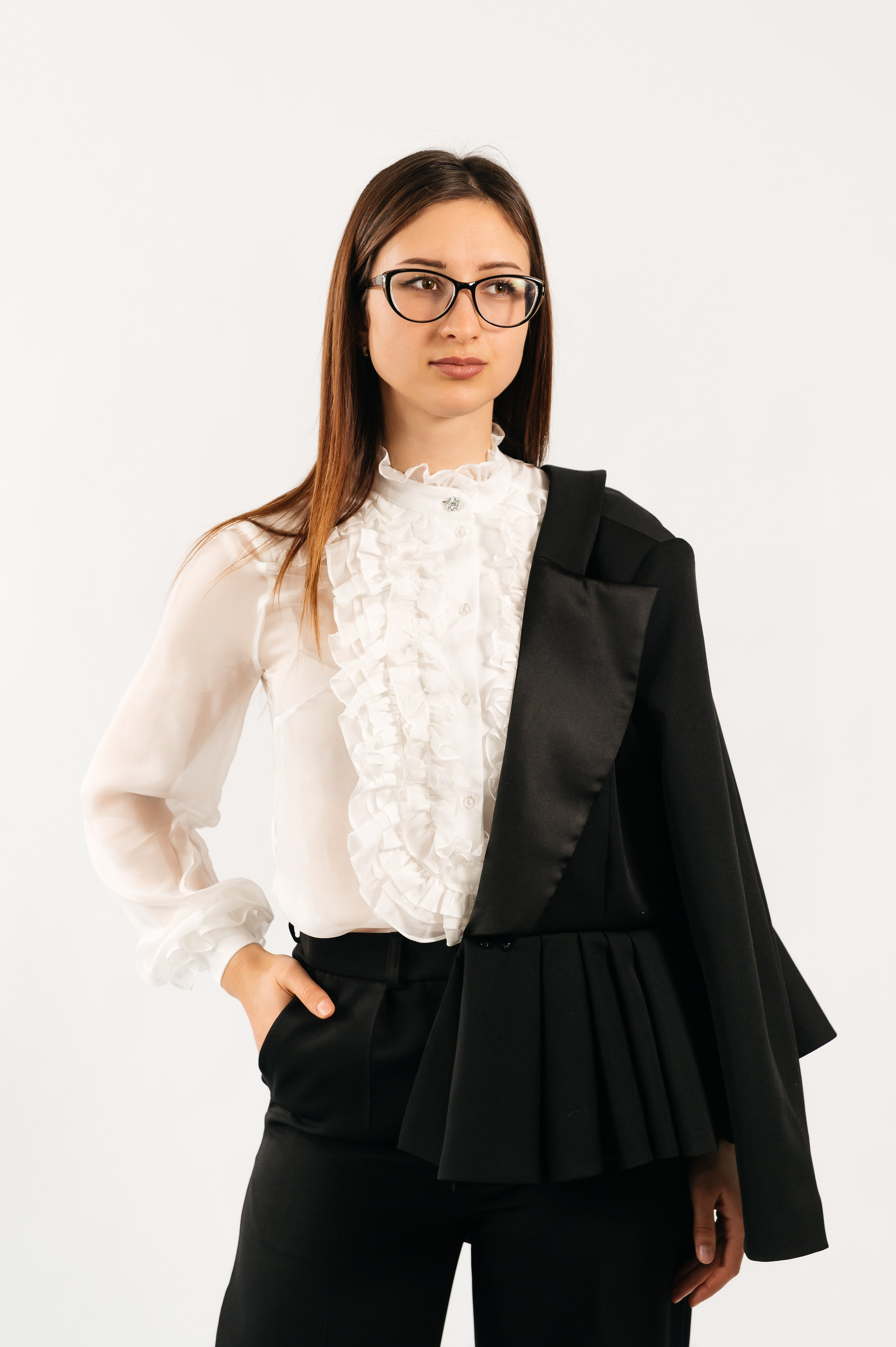 Compleu: sacou și pantaloni. Designer vestimentar: elaborarea, proiectarea și confectionare…