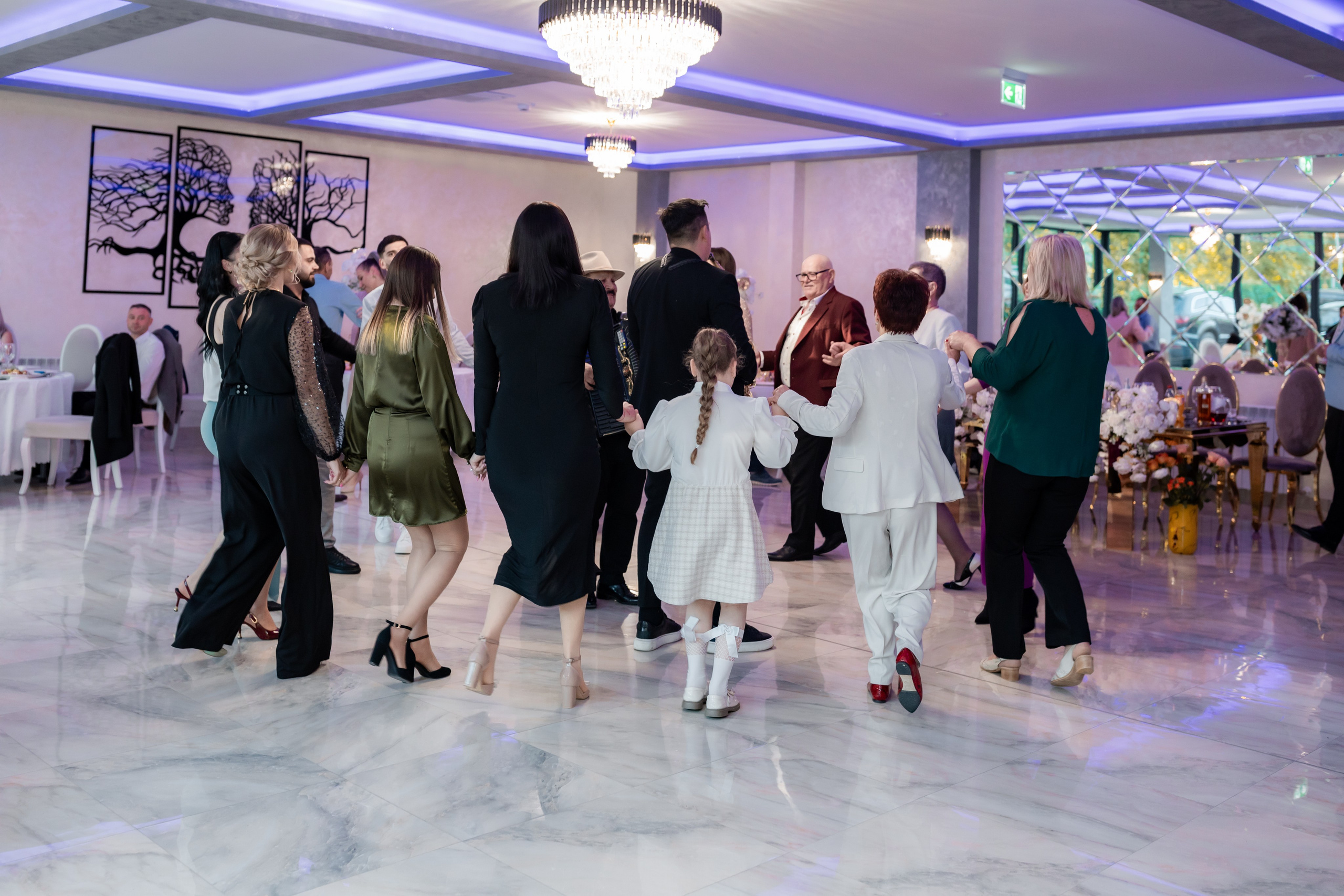 fotograf botez , fotografie botez Botoșani, fotograf Alin Chirilă, amintiri botez, fotografii botez, botez Miruna Parascheva, fotograf copii, fotografie botez în Botoșani-alt="botez , fotografie botez Alin Chirilă, amintiri botez, fotografii emoționante botez Botoșani"-- fotografii-botez-bebelus- amintiri-botez-micuț- moment-sfânt-crestinare- fotografie-emotionanta-botez- detalii-botez-bebelusi- parinti-fericiti-la-botez- fotograf-botez-profesionist- botez-in-biserica-ortodoxa- micuț-botezat-cu-emoție- zâmbete-și-lacrimi-la-botez- bebeluș-la-cristelniță- decor-botez-colorat- botez-cu-dragoste-și-credință- emotie-pura-la-botez- fotograf-botez-botosani- botez-iasi-suceava-fotograf- amintiri-nepretuite-botez-- Preotul ținându-l pe micuțul Mathias Gabriel la botez, în biserica Înălțarea Domnului, Copălău  - Detalii de la botezul lui Mathias – lumânare, trusou și icoană  - Familia lui Mathias Gabriel alături de micuț, în ziua botezului  - Portret emoționant cu mama și bebelușul în brațe, în biserică,fotograf profesionist evenimente Botoșani, Iași, Suceava, Fălticeni, Bacău, Pașcani, Roman - AlinoFotoStudio by Alin Chirilă - servicii foto nuntă, botez, cununie, ședințe foto creative, albume personalizate, fotografii emoționante și calitative pentru cele mai importante momente din viață,fotograf nuntă Botoșani Alin Chirilă,  ședință foto botez Iași - AlinoFotoStudio,  servicii fotograf profesionist evenimente Suceava,  fotograf cununie civilă Fălticeni - Alin Chirilă,  album foto nuntă personalizat Bacău.“Bebeluș botezat în biserică, ținut în brațe de nași”	•	“Detaliu cu lumânarea de botez decorată cu flori albe”	•	“Părinți emoționați alături de copilul lor la ceremonia de botez”	•	“Masa festivă de botez cu decor tematic și tort personalizat”	•	“Momentul în care preotul toarnă apă sfințită pe fruntea bebelușului”	“Bebeluș în rochie albă de botez, zâmbind în brațele mamei”	•	“Detaliu cu cruciulița de botez așezată pe o pernă de satin”	•	“Părinți și nași aprinzând lumânările în timpul ceremoniei de botez”	•	“Tort de botez decorat cu figurine tematice și numele copilului”	•	“Copil botezat dormind liniștit în pătuțul decorat festiv”	•	“Momentul în care preotul binecuvântează copilul în fața altarului”	•	“Invitați adunându-se în jurul mesei festive la petrecerea de botez”	•	“Bebeluș ținând în mână o jucărie personalizată primită la botez”	•	“Familie fericită pozând împreună după ceremonia de botez”	•	“Decor tematic cu baloane și flori la locația petrecerii de botez” fotograf Botoșani fotograf evenimente fotograf botez Alin Chirila fotograf alinofotostudio.fotograf botez Amelis Maria, fotografie botez Botoșani, fotograf Alin Chirilă, amintiri botez, fotografii botez, botez Amelis Maria, fotograf copii, fotografie botez în Botoșani,