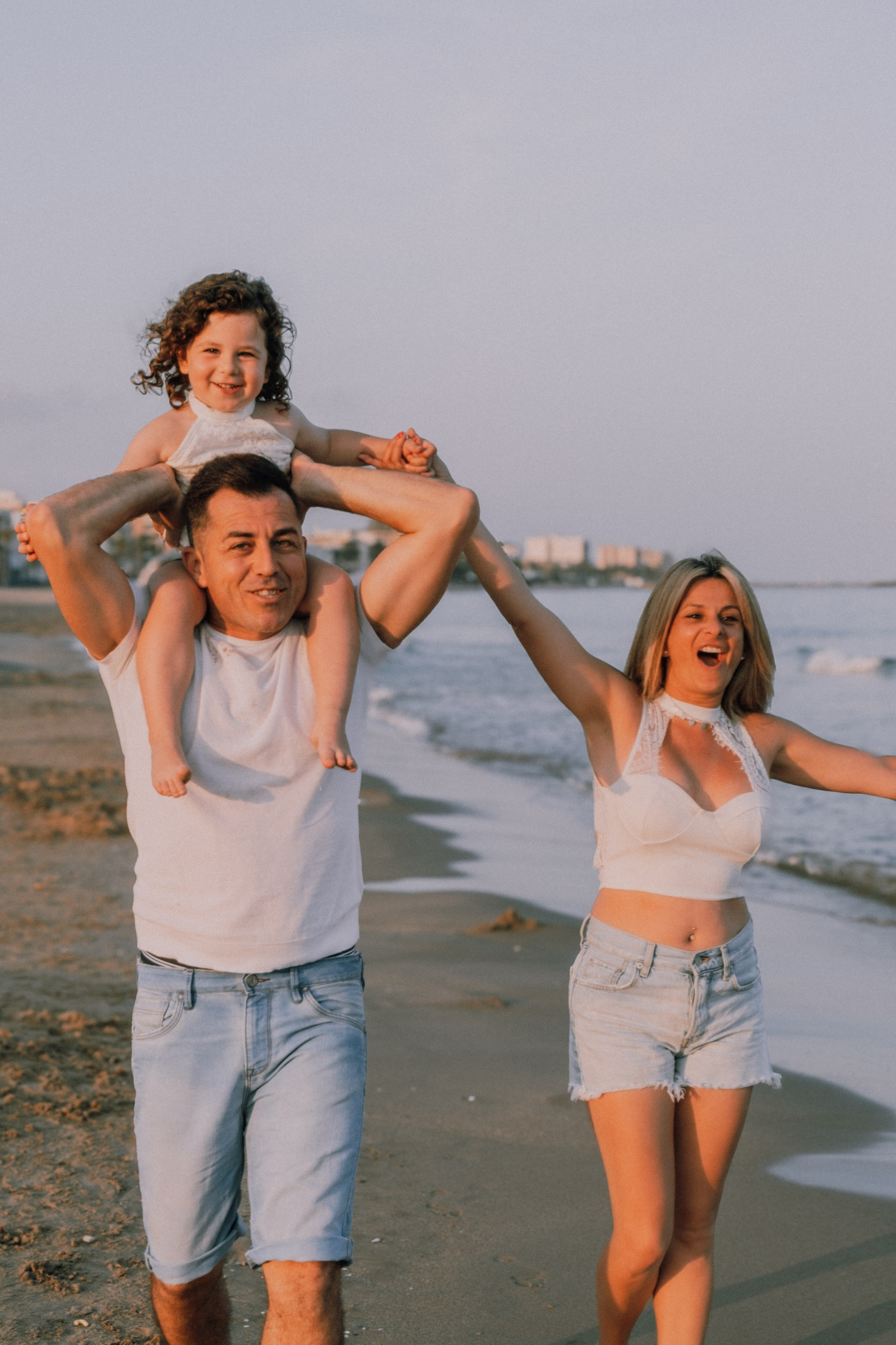 Sesión familiar en la playa. Fotografía profesional en Calafell - Elena Medvedeva