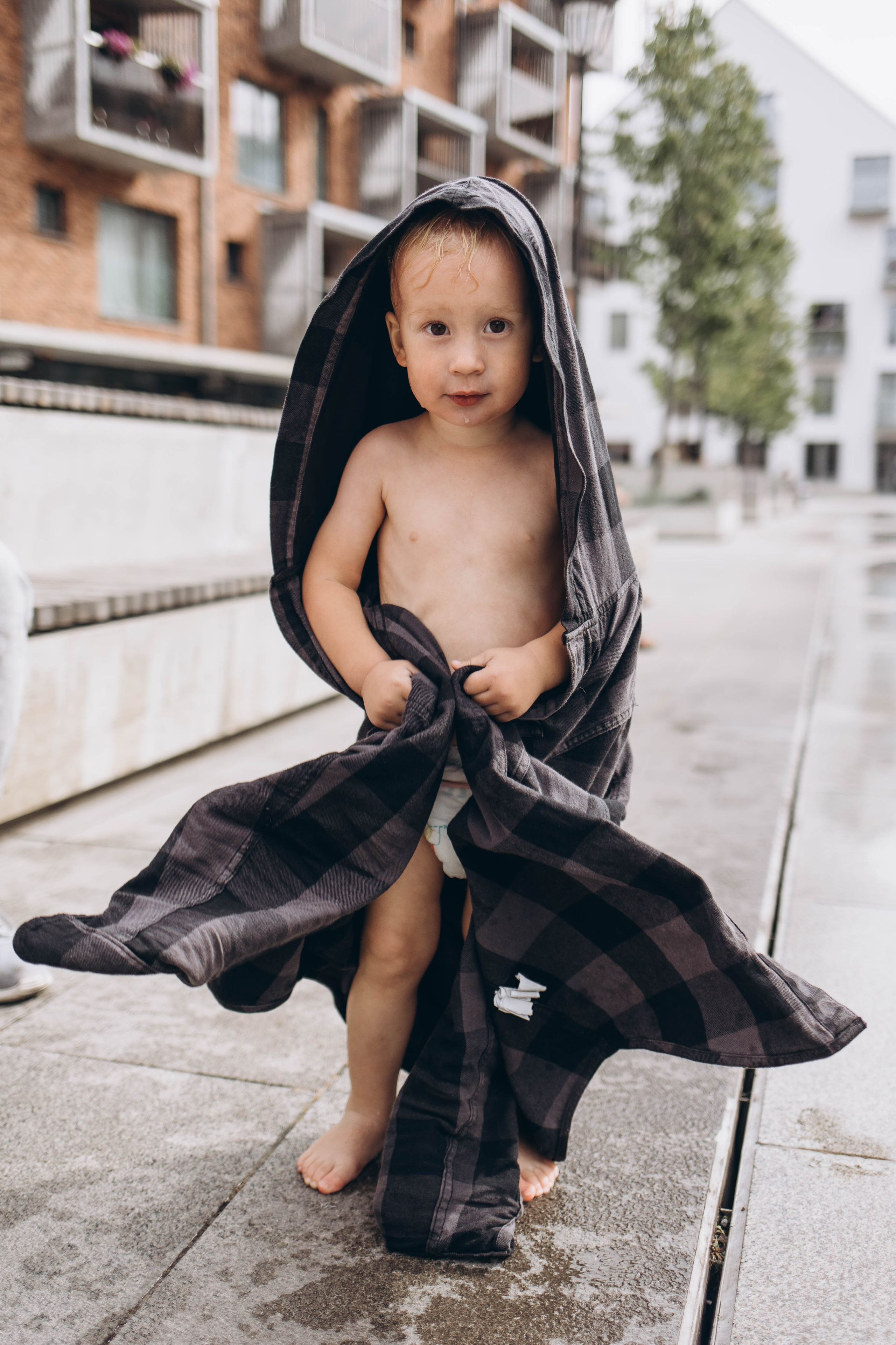 Along the streets of Vilnius in lifestyle style. Family photographer in Vilnuis Svetlana Naumova