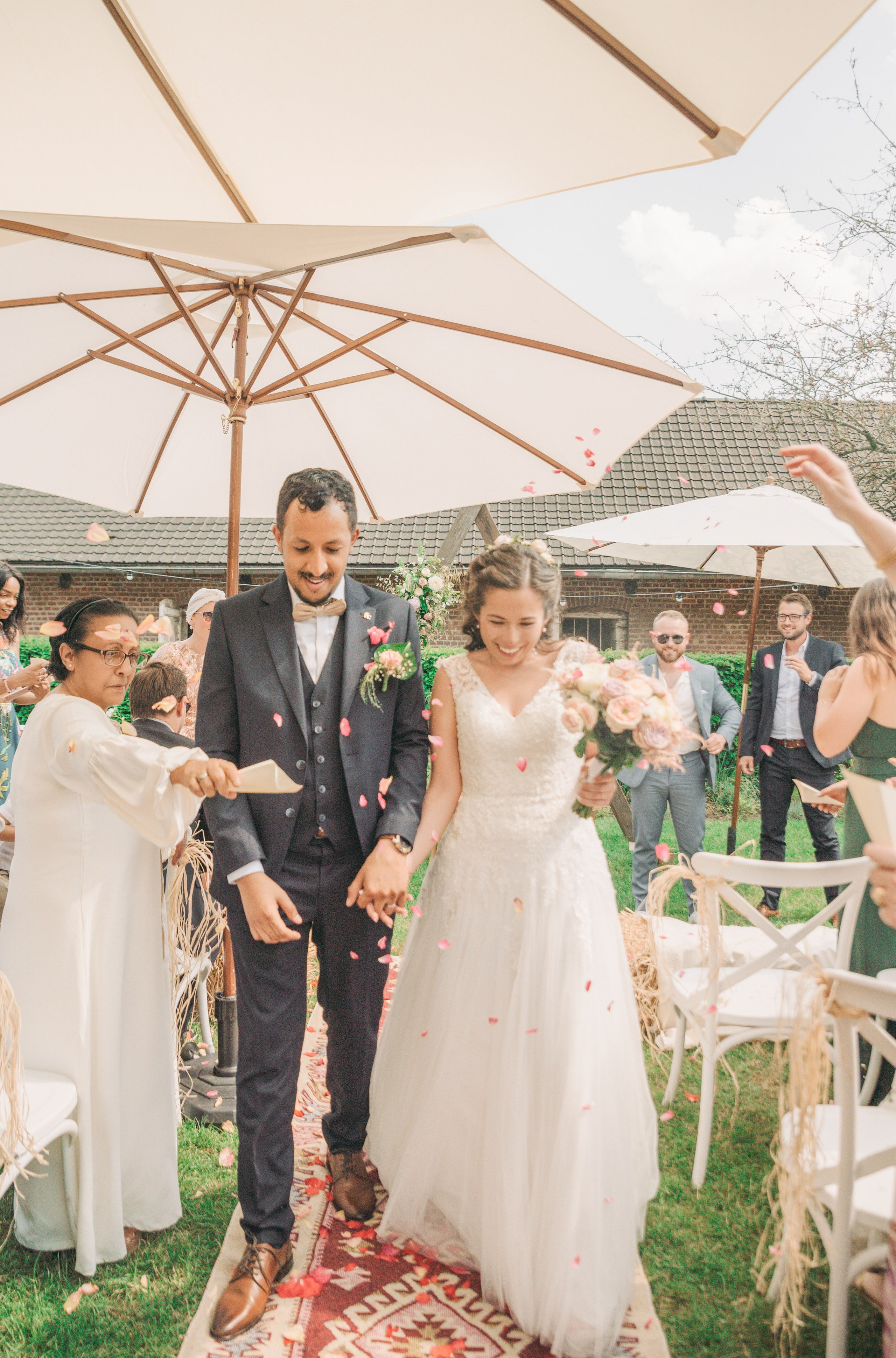 Couple marié sur la terrasse de l’hôtel Shangri-La Paris
