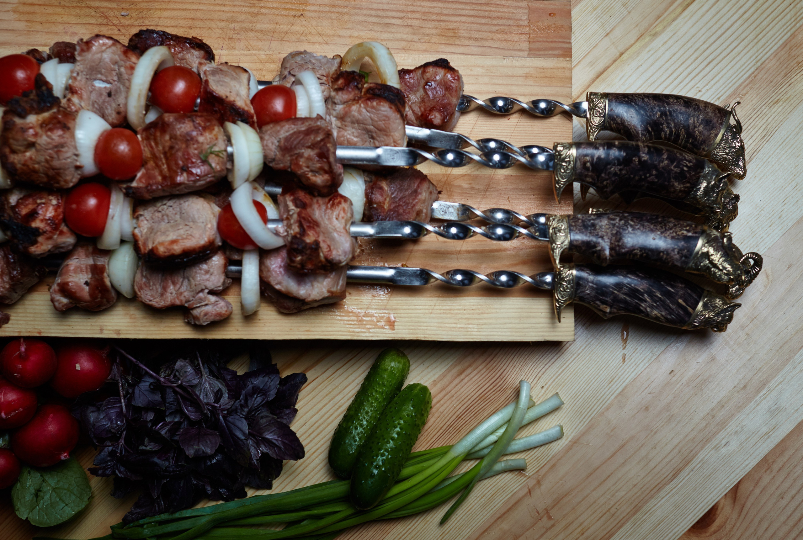 Planche rustique avec brochettes de viande et légumes frais – shooting culinaire pour restaurant ou traiteur