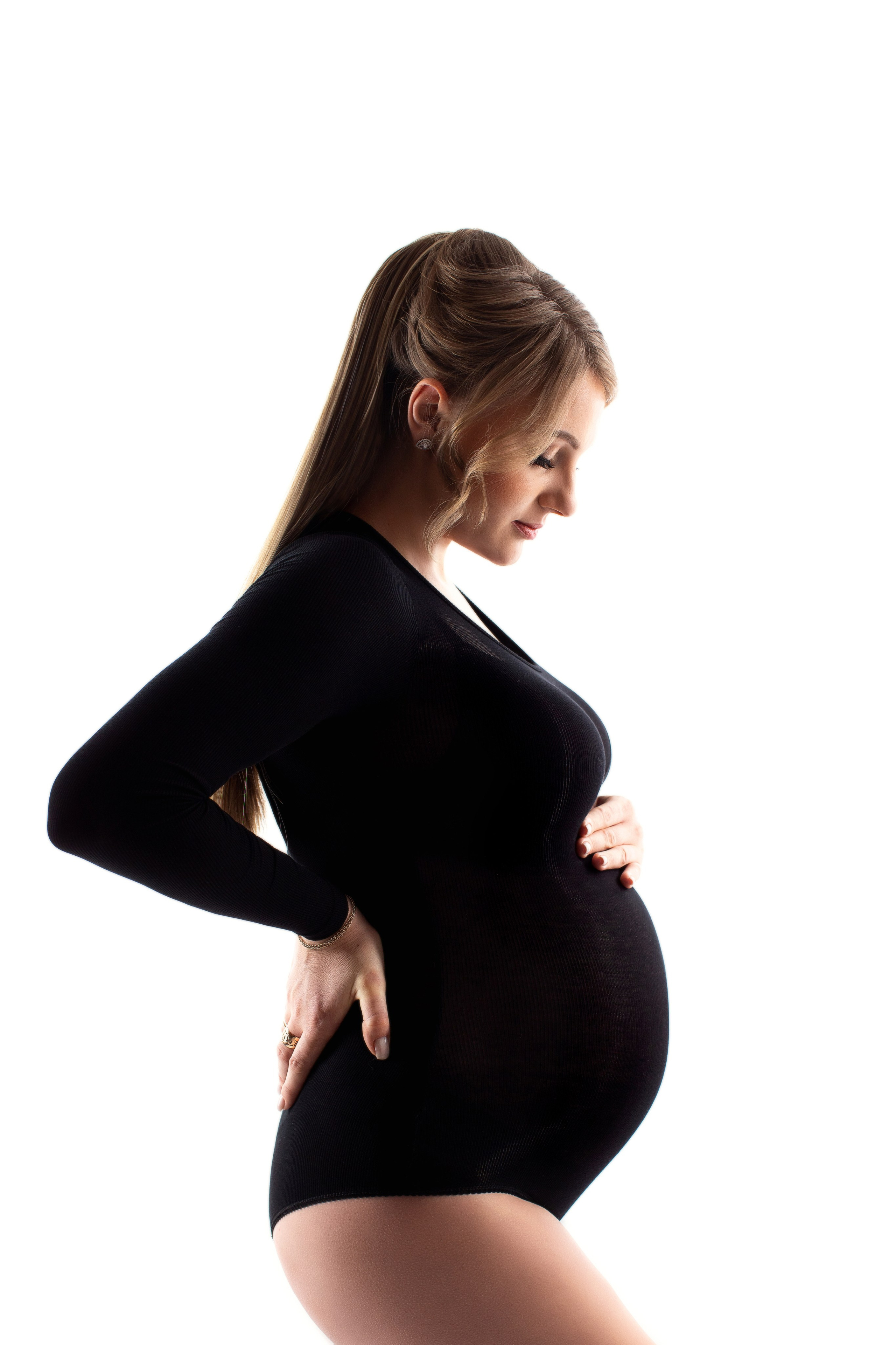 Studiofotografie, Schwangerschaft, Schwangerschaftsshooting, Fotoshooting Babybauch, Babybauchshooting, Osnabrück, Porträt, minimalistisch, schwarz-weiß, Osnabrueck, Fotograf Osnabrück, Fotografin Osnabrück
