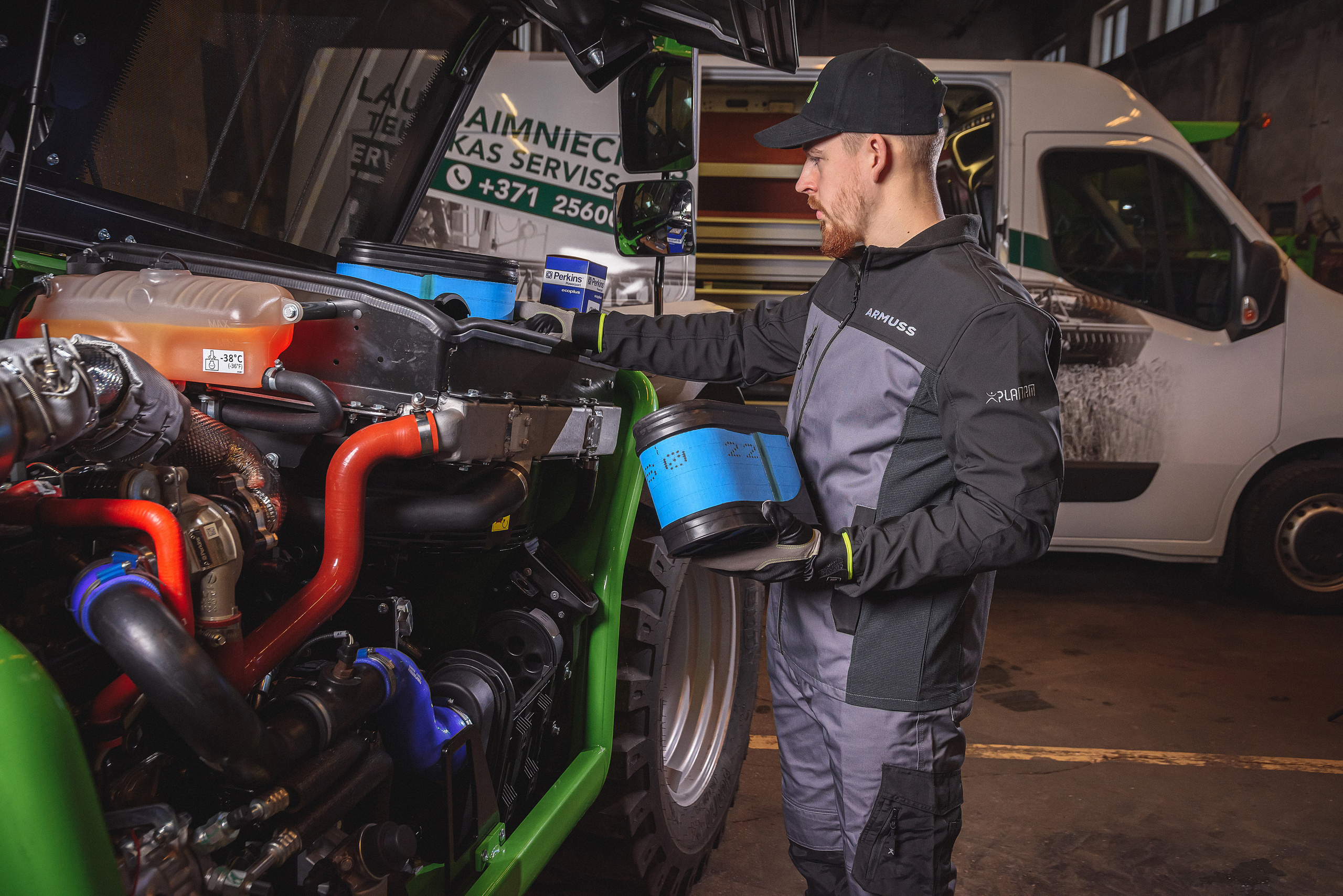 Armuss Agricultural Machinery. Fotogrāfs Rīgā. Gīmenes, individuālās un dažādu produktu fotosesijas