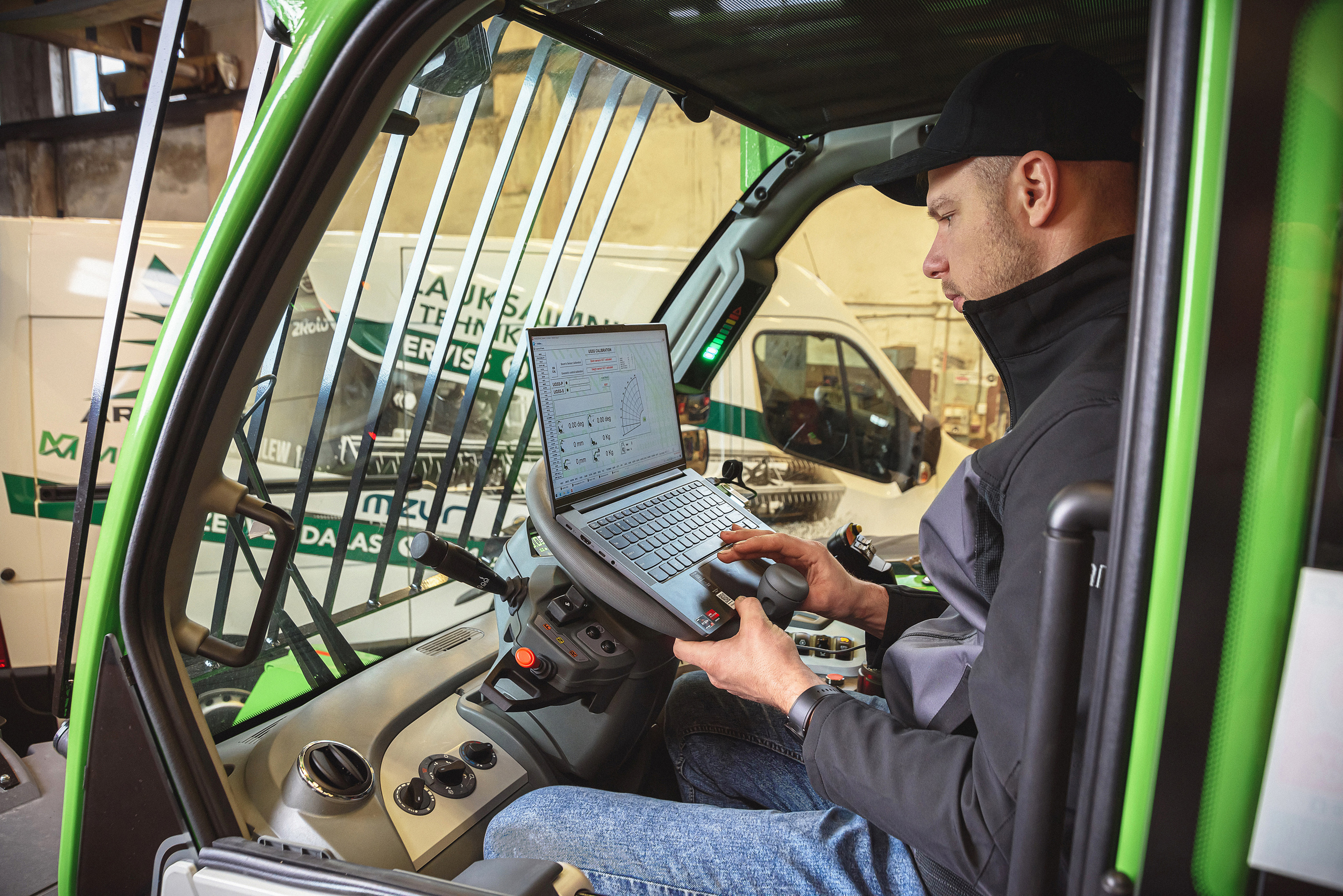 Armuss Agricultural Machinery. Fotogrāfs Rīgā. Gīmenes, individuālās un dažādu produktu fotosesijas