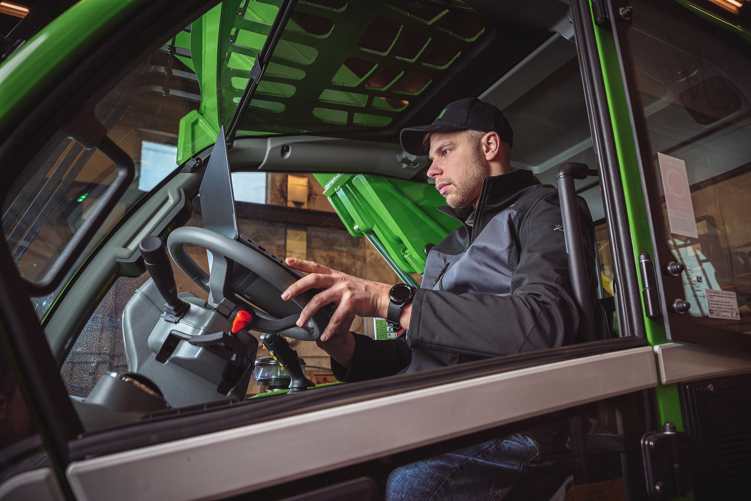 Armuss Agricultural Machinery. Fotogrāfs Rīgā. Gīmenes, individuālās un dažādu produktu fotosesijas