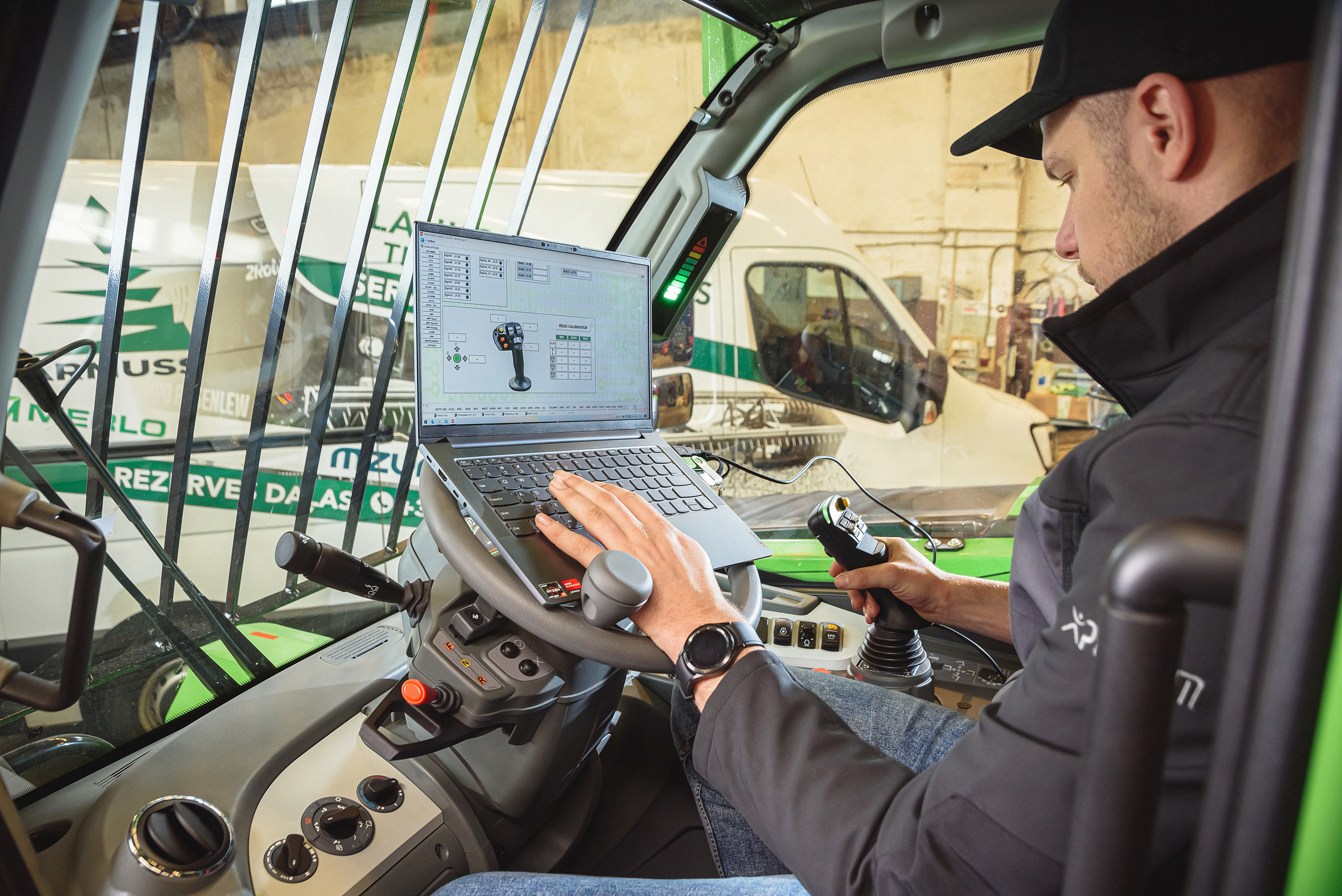 Armuss Agricultural Machinery. Fotogrāfs Rīgā. Gīmenes, individuālās un dažādu produktu fotosesijas