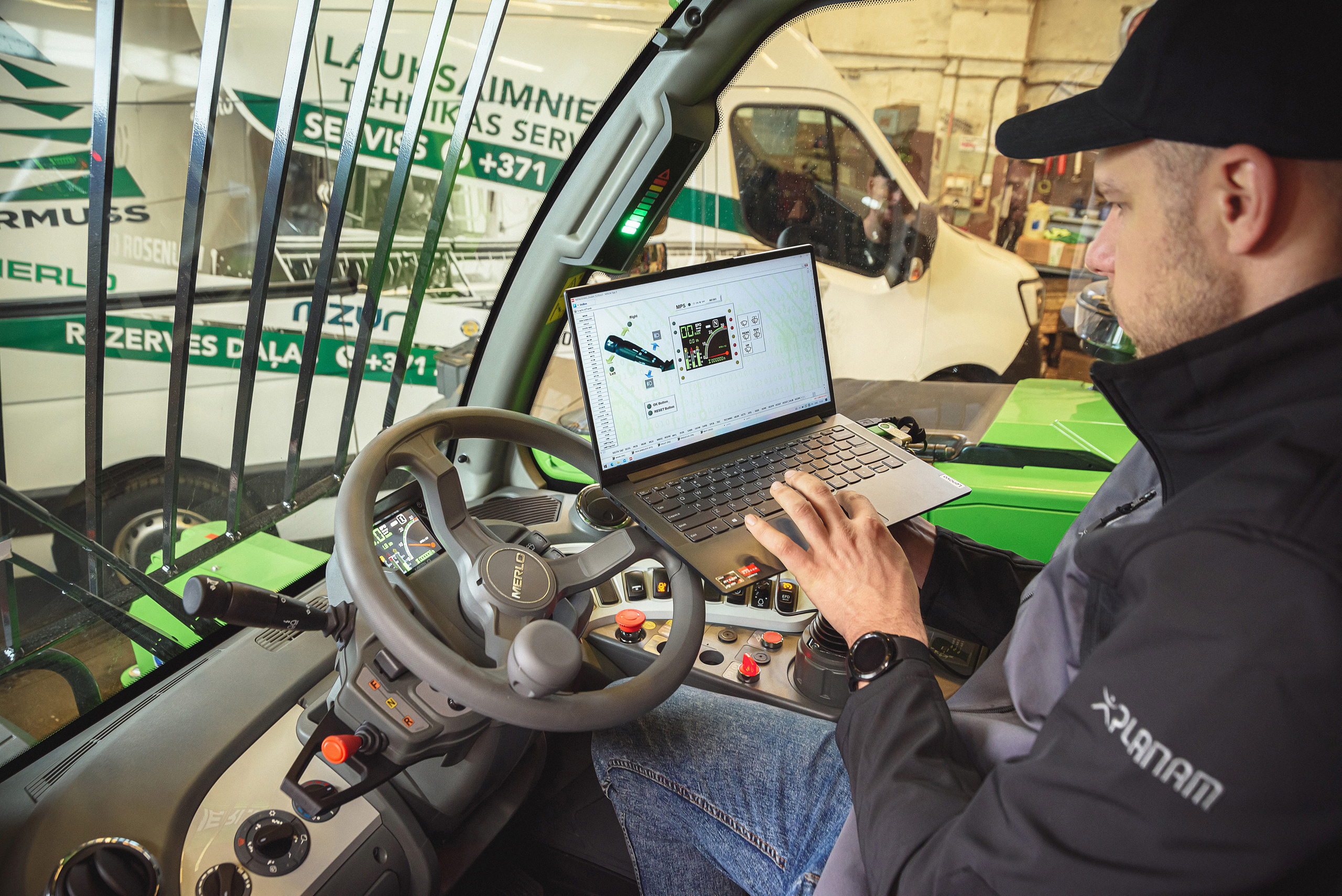 Armuss Agricultural Machinery. Fotogrāfs Rīgā. Gīmenes, individuālās un dažādu produktu fotosesijas