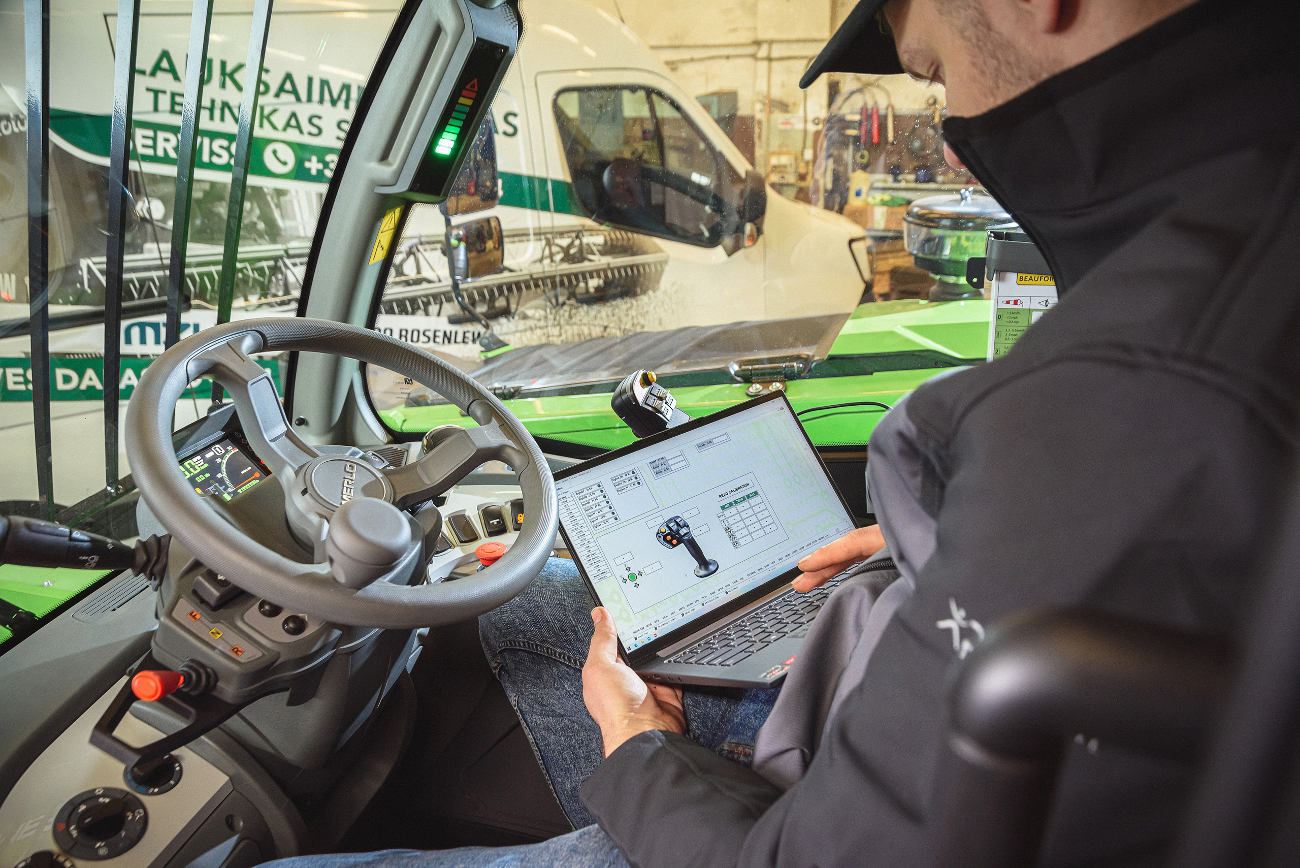 Armuss Agricultural Machinery. Fotogrāfs Rīgā. Gīmenes, individuālās un dažādu produktu fotosesijas