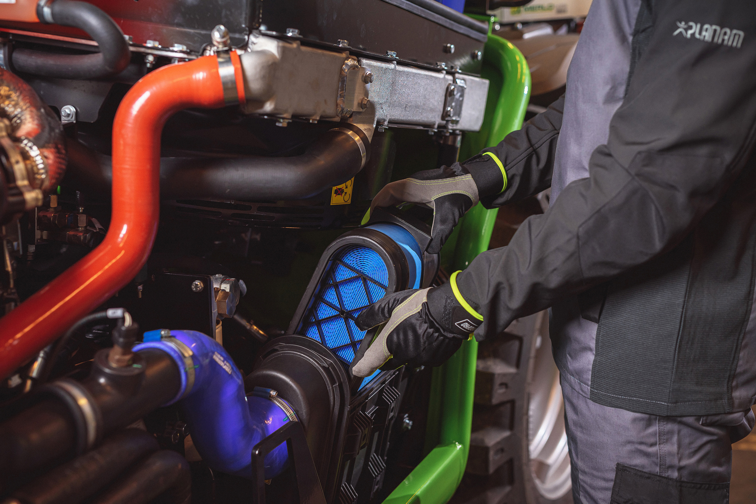 Armuss Agricultural Machinery. Fotogrāfs Rīgā. Gīmenes, individuālās un dažādu produktu fotosesijas