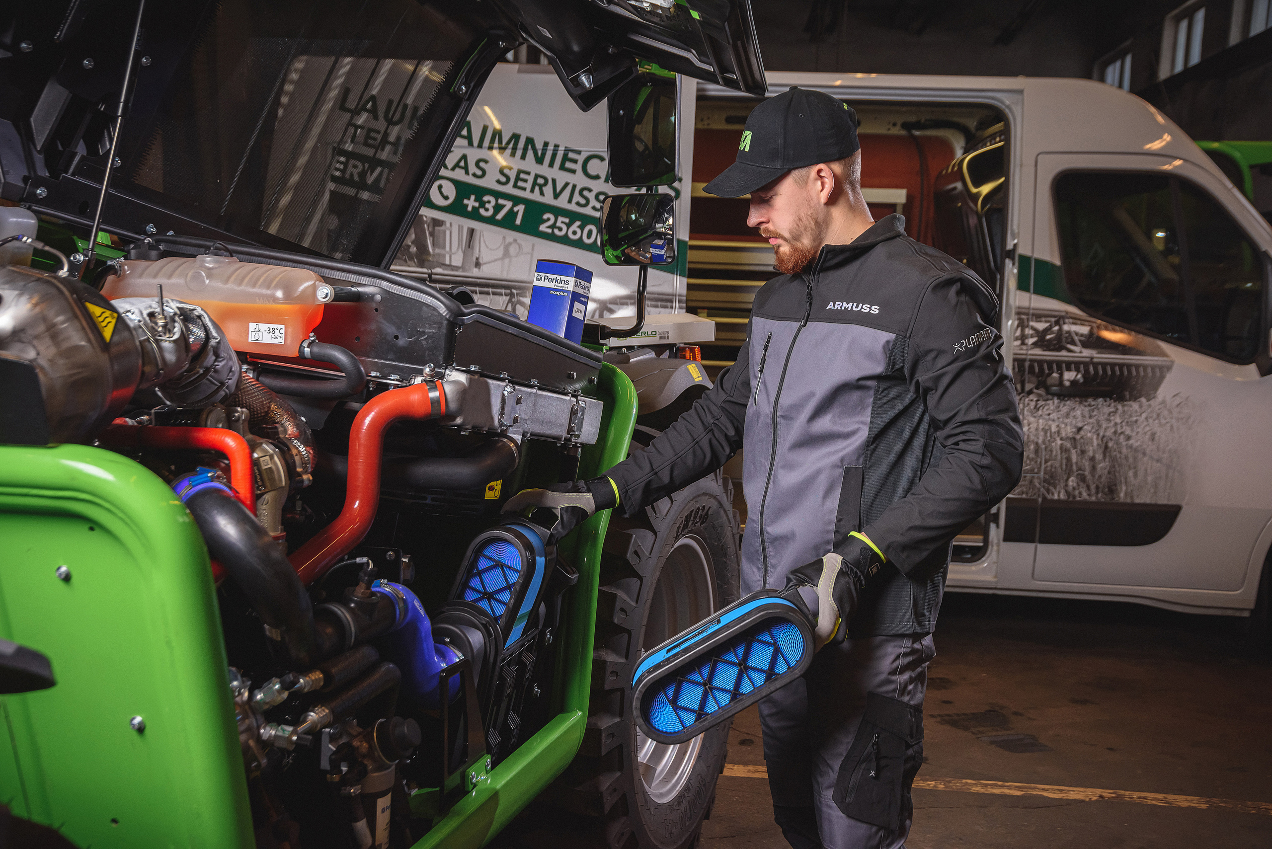 Armuss Agricultural Machinery. Fotogrāfs Rīgā. Gīmenes, individuālās un dažādu produktu fotosesijas