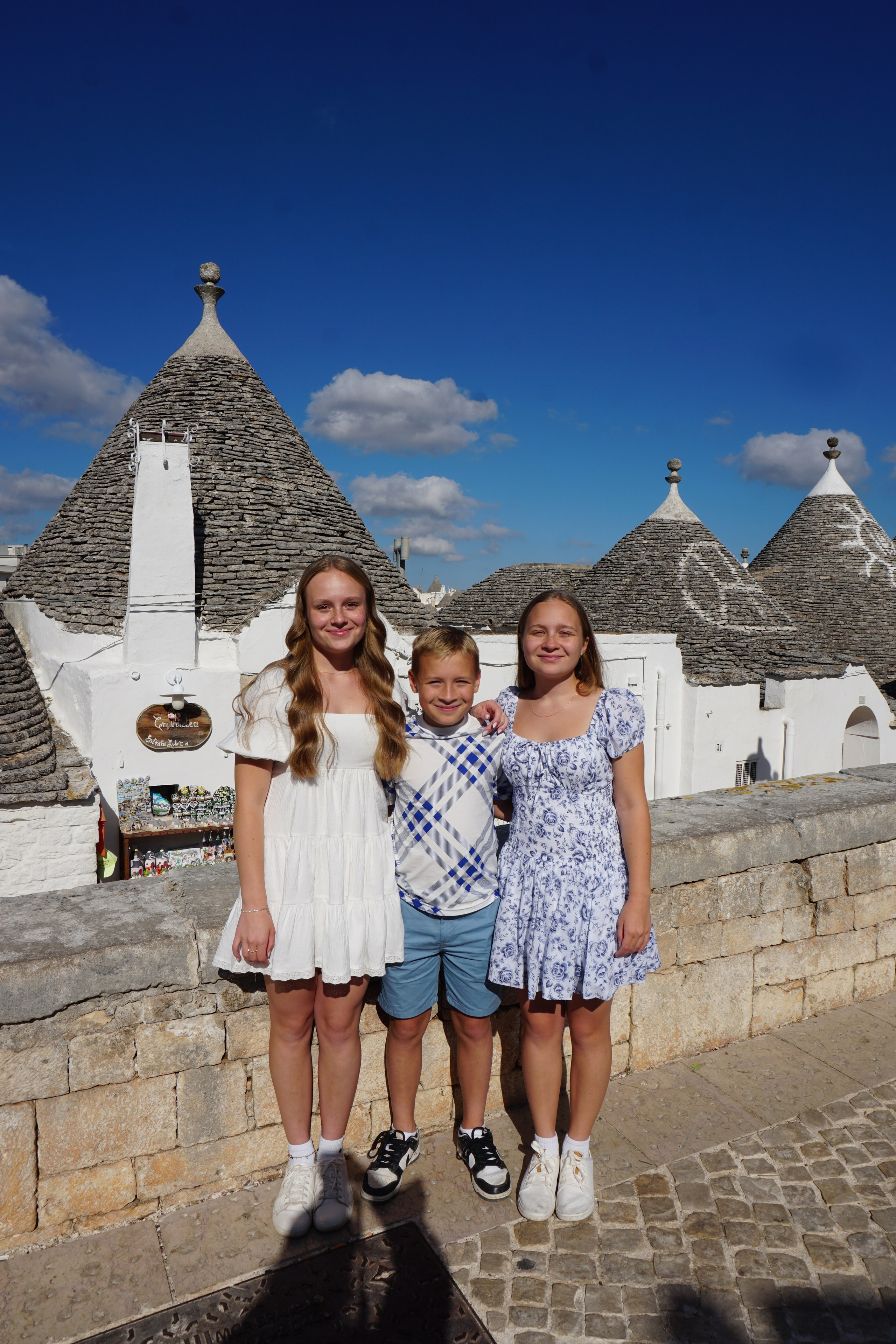 Passeggiata ad Alberobello con turisti americani felici. Fotografa e Videografa in Puglia Sokhova Albina