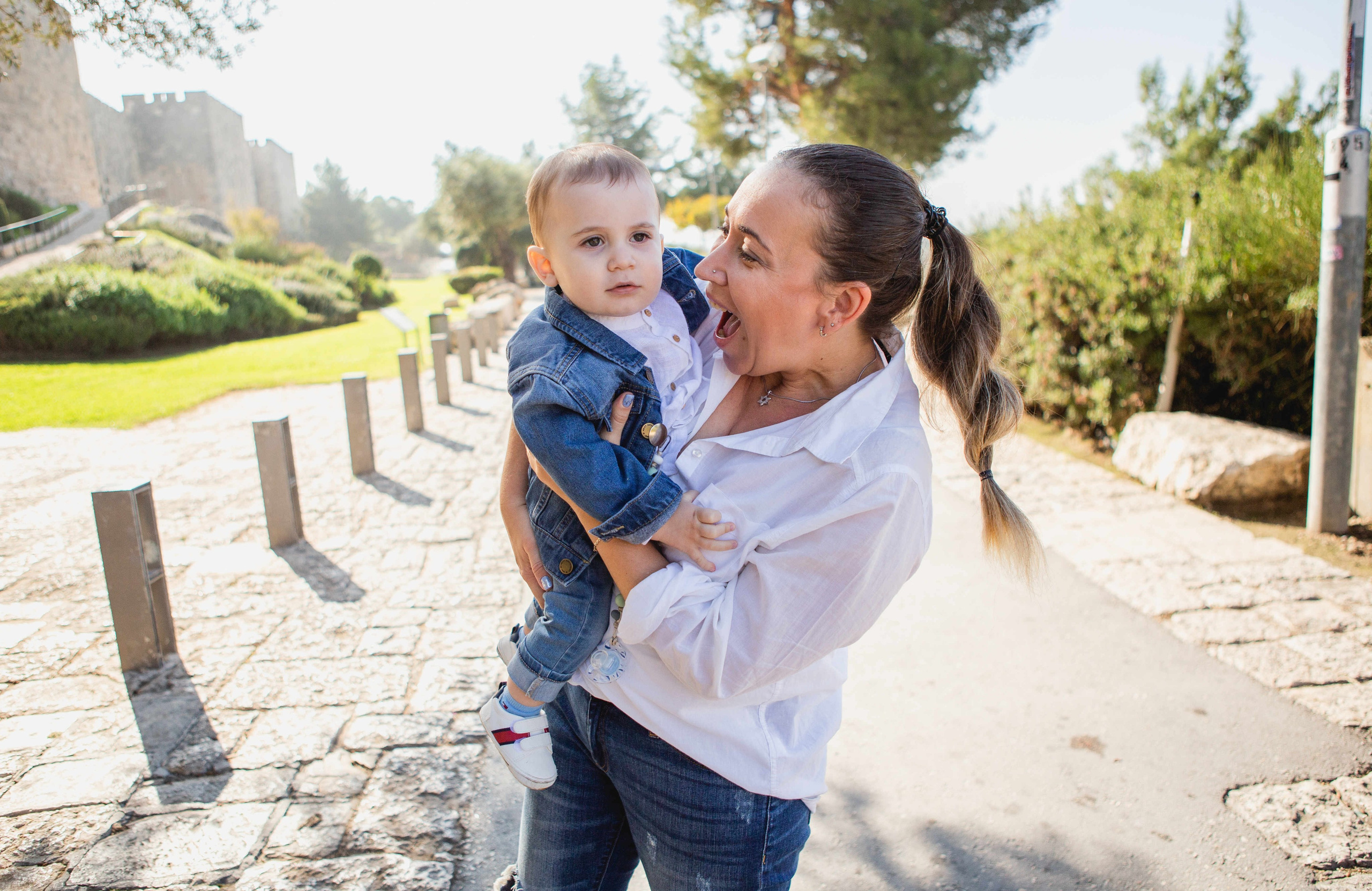 AT THE WALLS OF THE OLD CITY. PHOTOGRAPHER IN ISRAEL