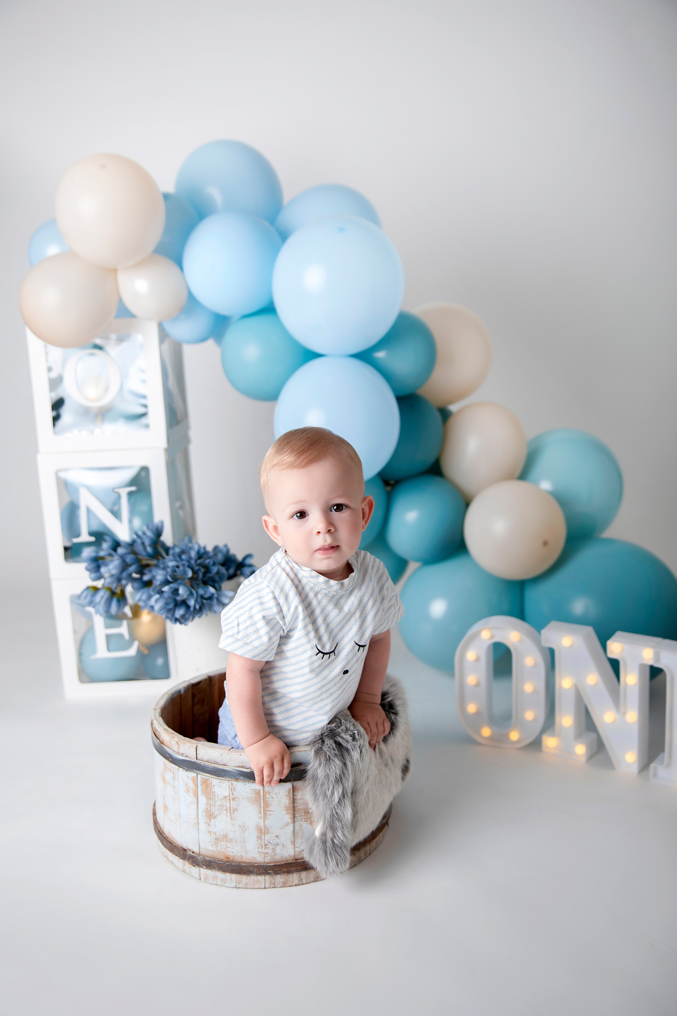 En minnesvärd fotossession för din ettåring som dokumenterar den glädje och festliga stämningen vid deras första födelsedag.