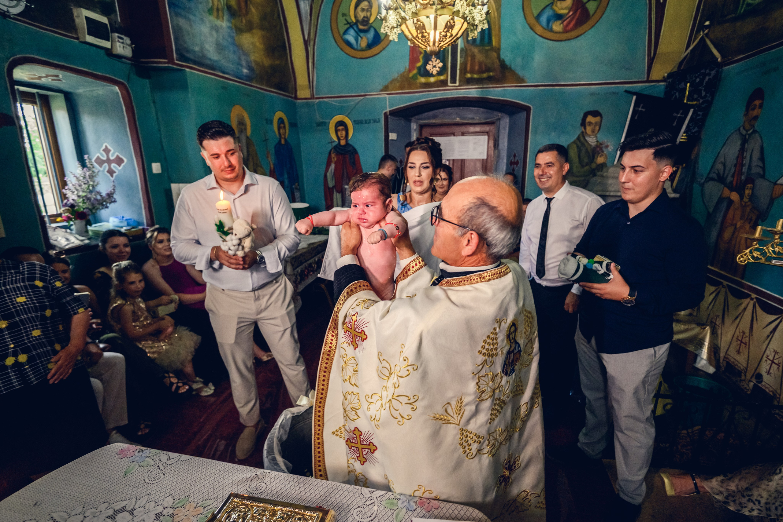 Botez David Ștefănuț în biserică, preotul oficiază ceremonia
