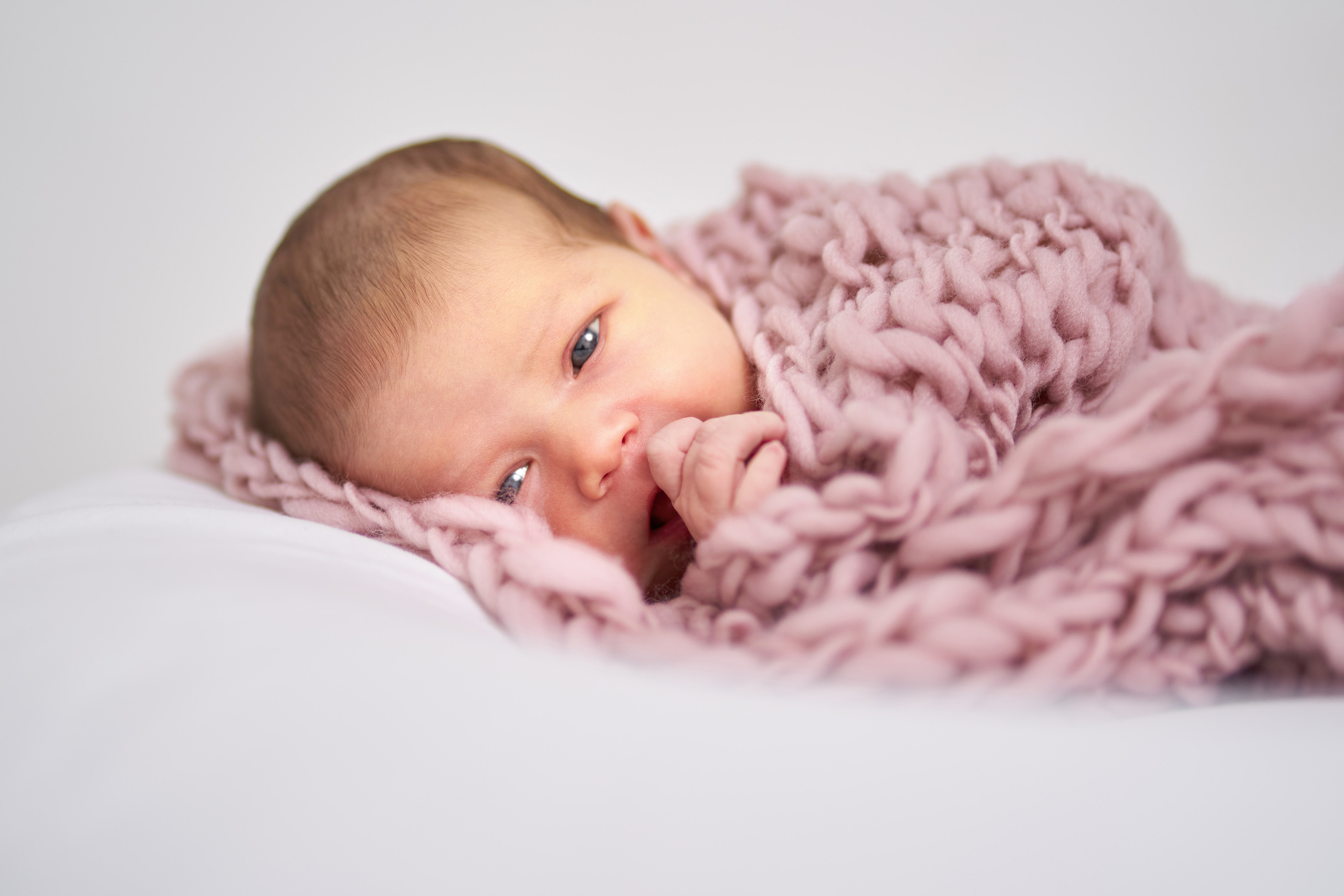 Miroslava — newborn. צלם אלכס ברט בישראל