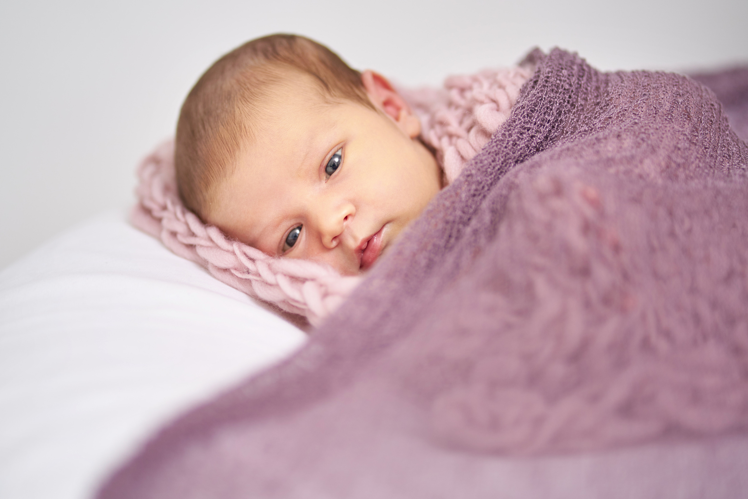 Miroslava — newborn. צלם אלכס ברט בישראל