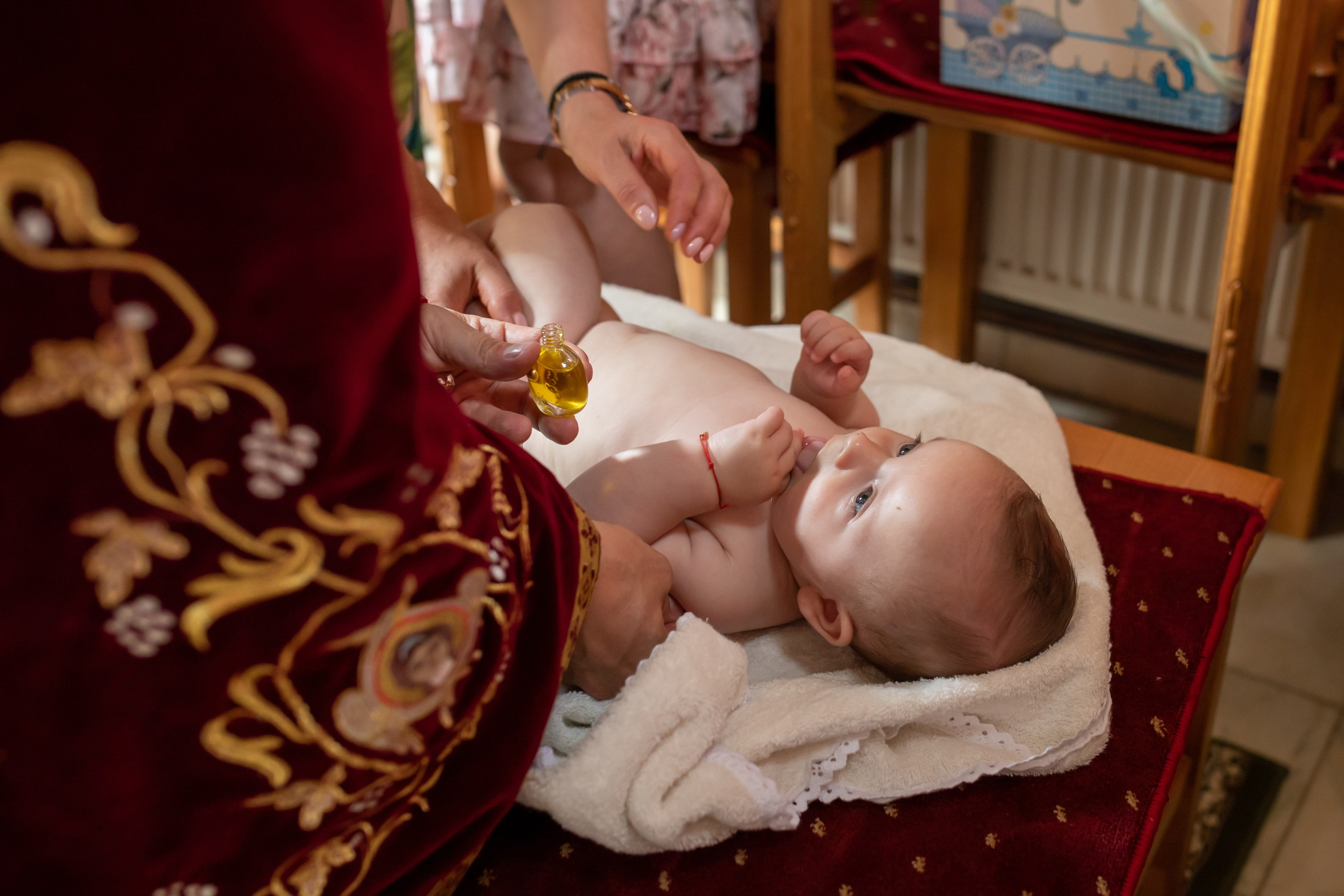 “Bebeluș botezat în biserică, ținut în brațe de nași”	•	“Detaliu cu lumânarea de botez decorată cu flori albe”	•	“Părinți emoționați alături de copilul lor la ceremonia de botez”	•	“Masa festivă de botez cu decor tematic și tort personalizat”	•	“Momentul în care preotul toarnă apă sfințită pe fruntea bebelușului”	“Bebeluș în rochie albă de botez, zâmbind în brațele mamei”	•	“Detaliu cu cruciulița de botez așezată pe o pernă de satin”	•	“Părinți și nași aprinzând lumânările în timpul ceremoniei de botez”	•	“Tort de botez decorat cu figurine tematice și numele copilului”	•	“Copil botezat dormind liniștit în pătuțul decorat festiv”	•	“Momentul în care preotul binecuvântează copilul în fața altarului”	•	“Invitați adunându-se în jurul mesei festive la petrecerea de botez”	•	“Bebeluș ținând în mână o jucărie personalizată primită la botez”	•	“Familie fericită pozând împreună după ceremonia de botez”	•	“Decor tematic cu baloane și flori la locația petrecerii de botez” fotograf Botoșani fotograf evenimente fotograf botez Alin Chirila fotograf alinofotostudio,- Preotul ținându-l pe micuțul Mathias Gabriel la botez, în biserica Înălțarea Domnului, Copălău  - Detalii de la botezul lui Mathias – lumânare, trusou și icoană  - Familia lui Mathias Gabriel alături de micuț, în ziua botezului  - Portret emoționant cu mama și bebelușul în brațe, în biserică,fotograf profesionist evenimente Botoșani, Iași, Suceava, Fălticeni, Bacău, Pașcani, Roman - AlinoFotoStudio by Alin Chirilă - servicii foto nuntă, botez, cununie, ședințe foto creative, albume personalizate, fotografii emoționante și calitative pentru cele mai importante momente din viață,fotograf nuntă Botoșani Alin Chirilă,  ședință foto botez Iași - AlinoFotoStudio,  servicii fotograf profesionist evenimente Suceava,  fotograf cununie civilă Fălticeni - Alin Chirilă,  album foto nuntă personalizat Bacău.“Bebeluș botezat în biserică, ținut în brațe de nași”	•	“Detaliu cu lumânarea de botez decorată cu flori albe”	•	“Părinți emoționați alături de copilul lor la ceremonia de botez”	•	“Masa festivă de botez cu decor tematic și tort personalizat”	•	“Momentul în care preotul toarnă apă sfințită pe fruntea bebelușului”	“Bebeluș în rochie albă de botez, zâmbind în brațele mamei”	•	“Detaliu cu cruciulița de botez așezată pe o pernă de satin”	•	“Părinți și nași aprinzând lumânările în timpul ceremoniei de botez”	•	“Tort de botez decorat cu figurine tematice și numele copilului”	•	“Copil botezat dormind liniștit în pătuțul decorat festiv”	•	“Momentul în care preotul binecuvântează copilul în fața altarului”	•	“Invitați adunându-se în jurul mesei festive la petrecerea de botez”	•	“Bebeluș ținând în mână o jucărie personalizată primită la botez”	•	“Familie fericită pozând împreună după ceremonia de botez”	•	“Decor tematic cu baloane și flori la locația petrecerii de botez” fotograf Botoșani fotograf evenimente fotograf botez Alin Chirila fotograf alinofotostudio.fotograf botez Amelis Maria, fotografie botez Botoșani, fotograf Alin Chirilă, amintiri botez, fotografii botez, botez Amelis Maria, fotograf copii, fotografie botez în Botoșani,
