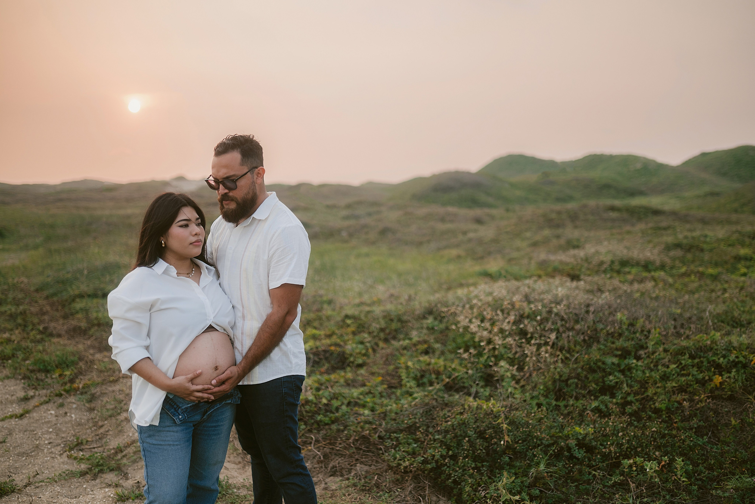 Maternity Pregnancy Session  Sesión embarazo Carlos RaGo Fotografía Fotografía íntima de embarazo en campo