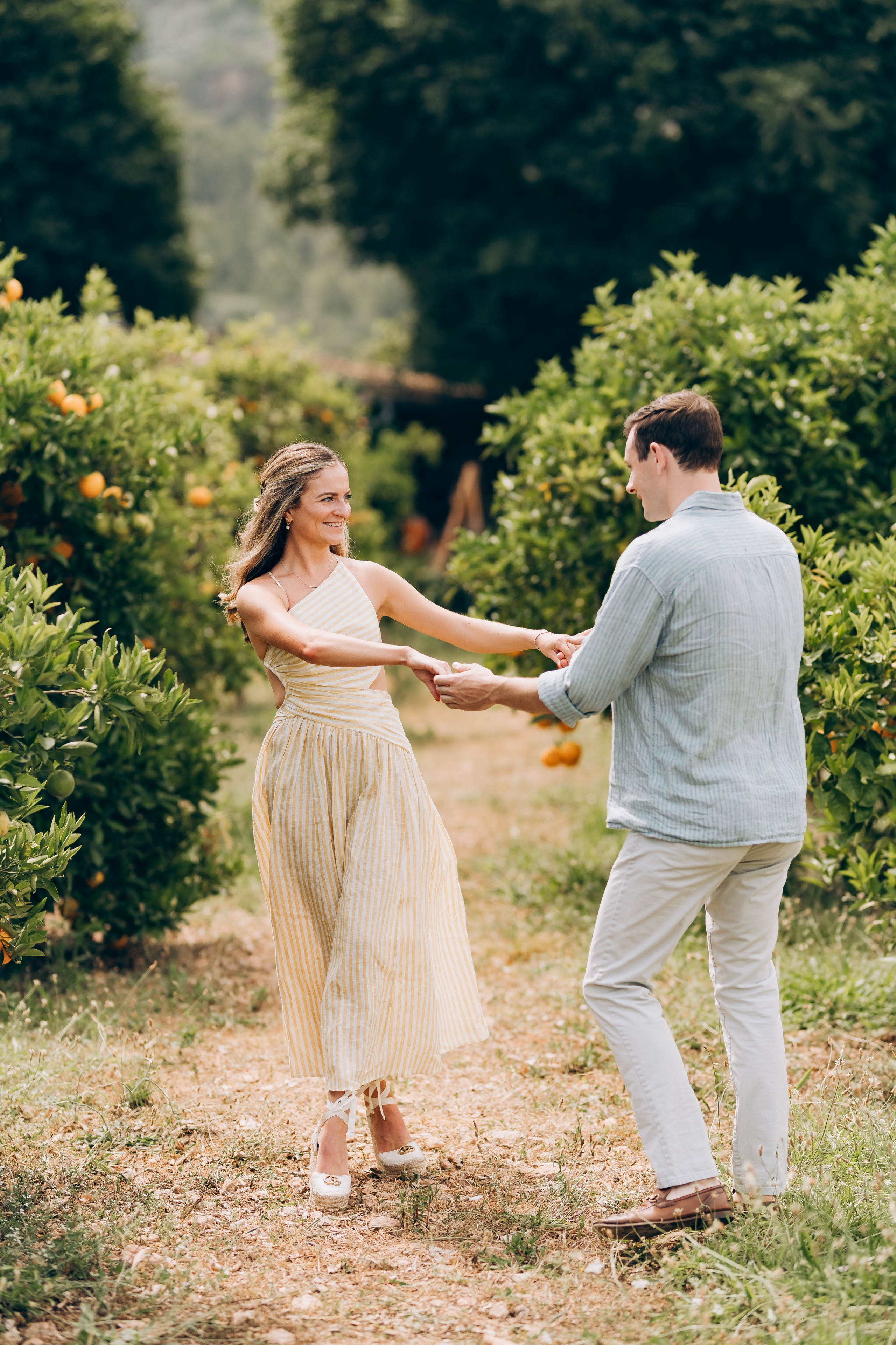 Relaxed Couple Session in Mallorca — Citrus Fields & Seaside. Фотограф у Пальма де Майорка