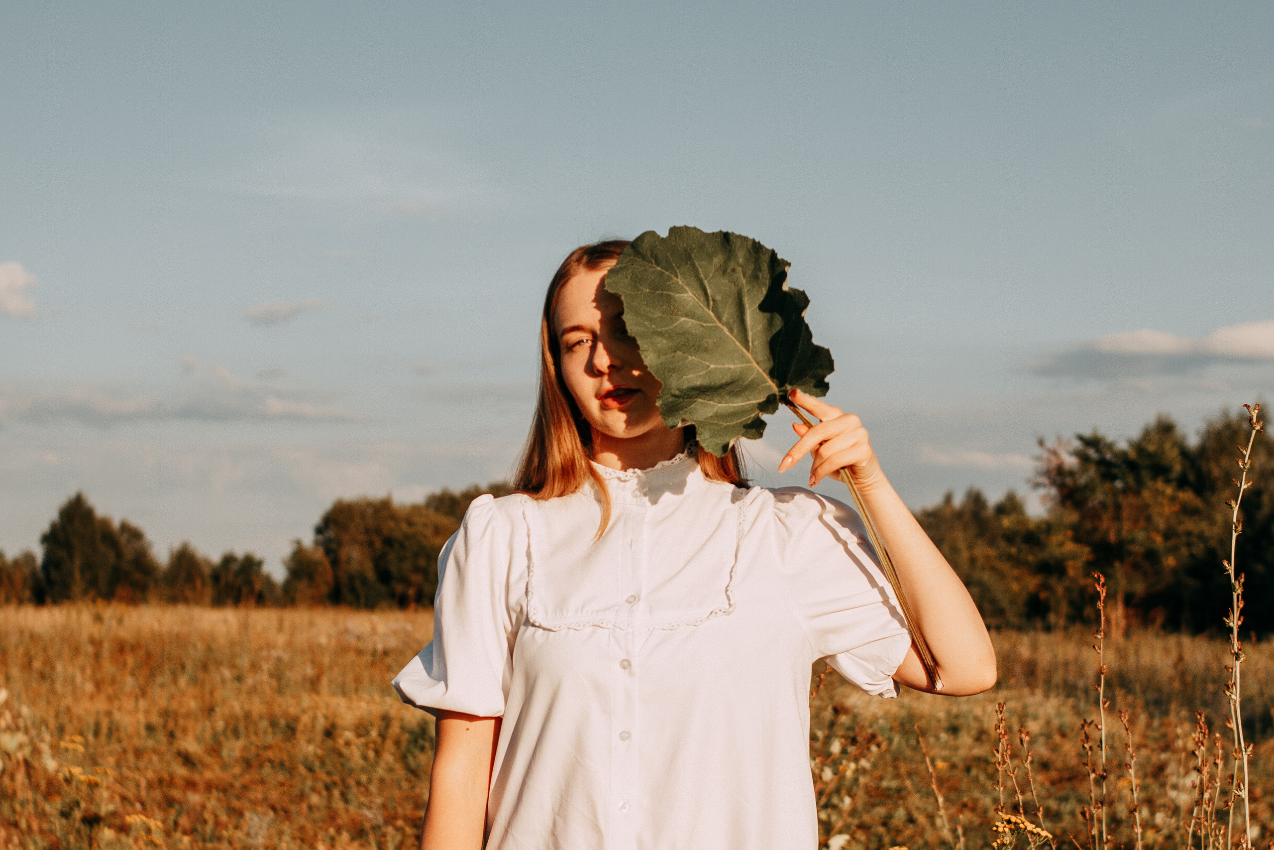 Arina and haystacks. Wedding and portrait photographer in Beograd Ekaterina Makedonskaya