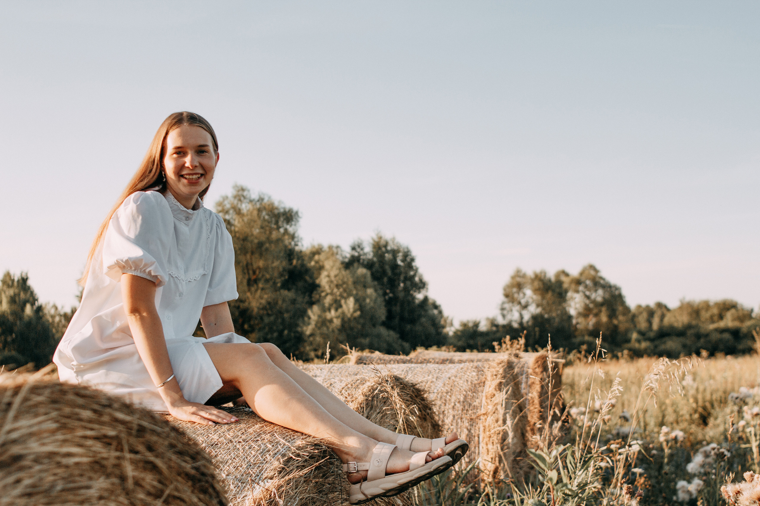 Arina and haystacks. Wedding and portrait photographer in Beograd Ekaterina Makedonskaya