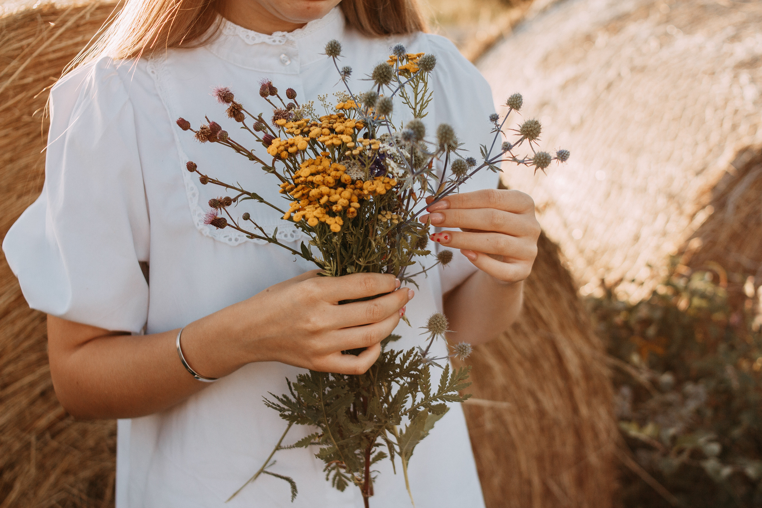 Arina and haystacks. Wedding and portrait photographer in Beograd Ekaterina Makedonskaya