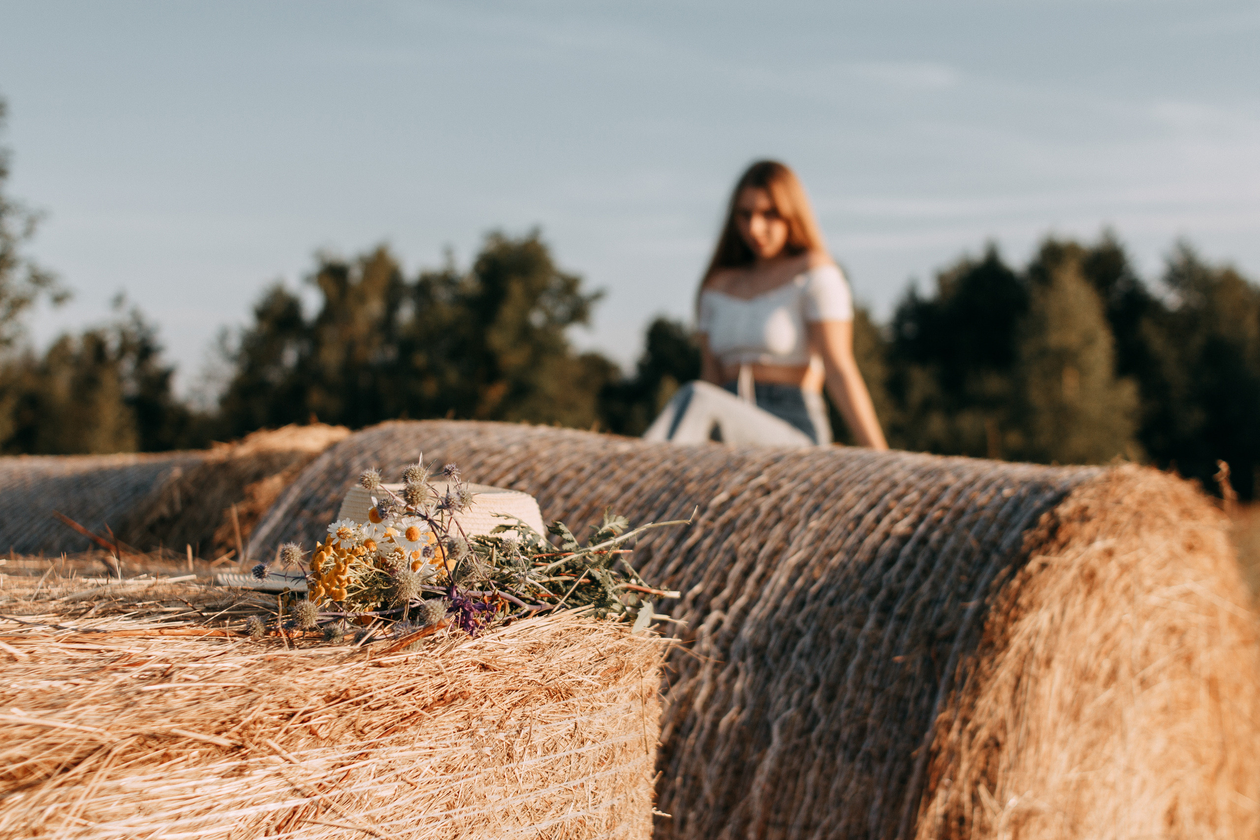 Arina and haystacks. Wedding and portrait photographer in Beograd Ekaterina Makedonskaya