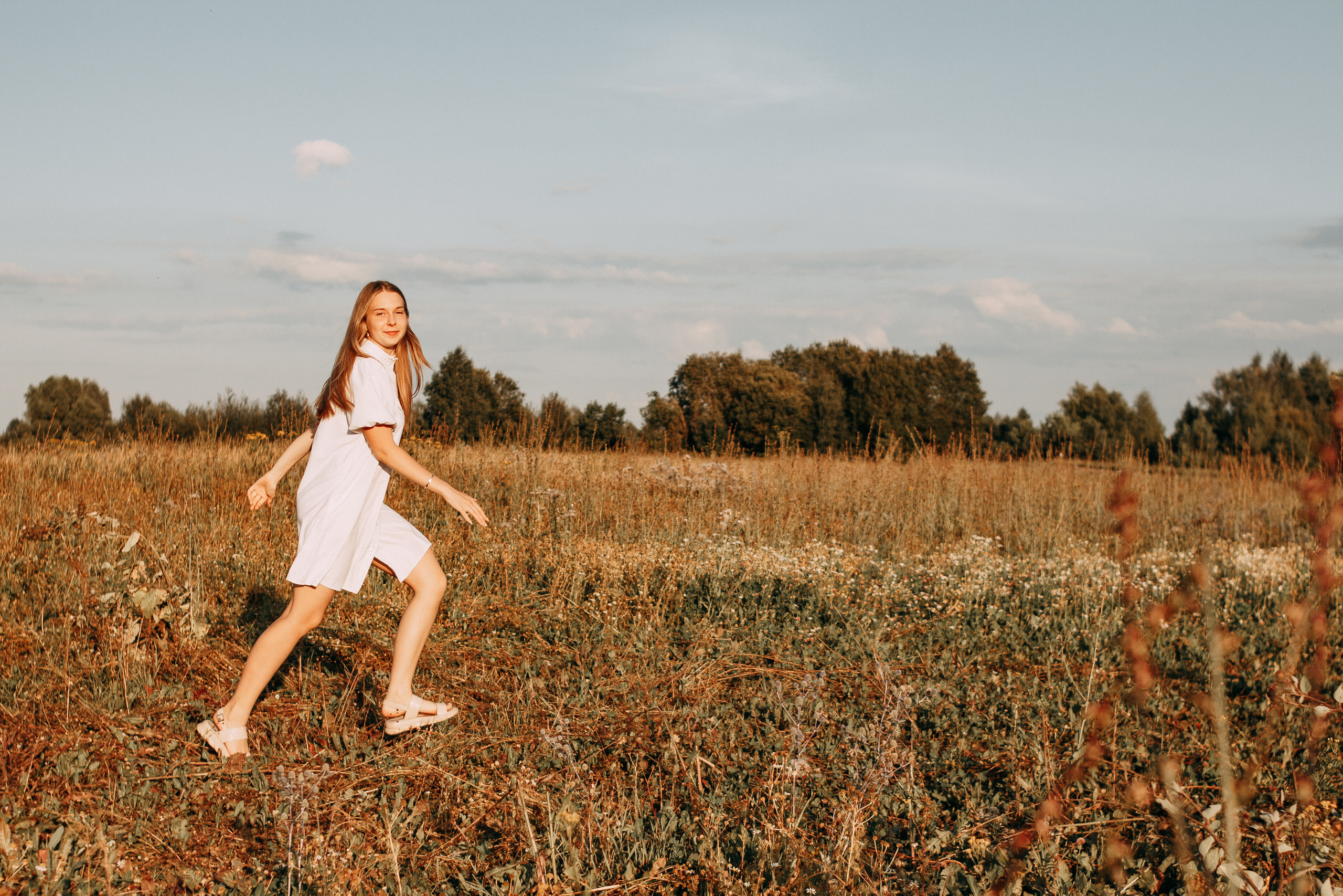 Arina and haystacks. Wedding and portrait photographer in Beograd Ekaterina Makedonskaya
