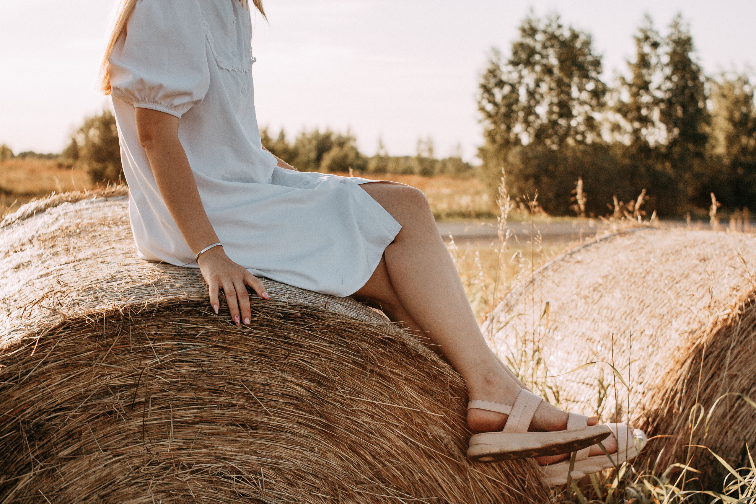 Arina and haystacks. Wedding and portrait photographer in Beograd Ekaterina Makedonskaya