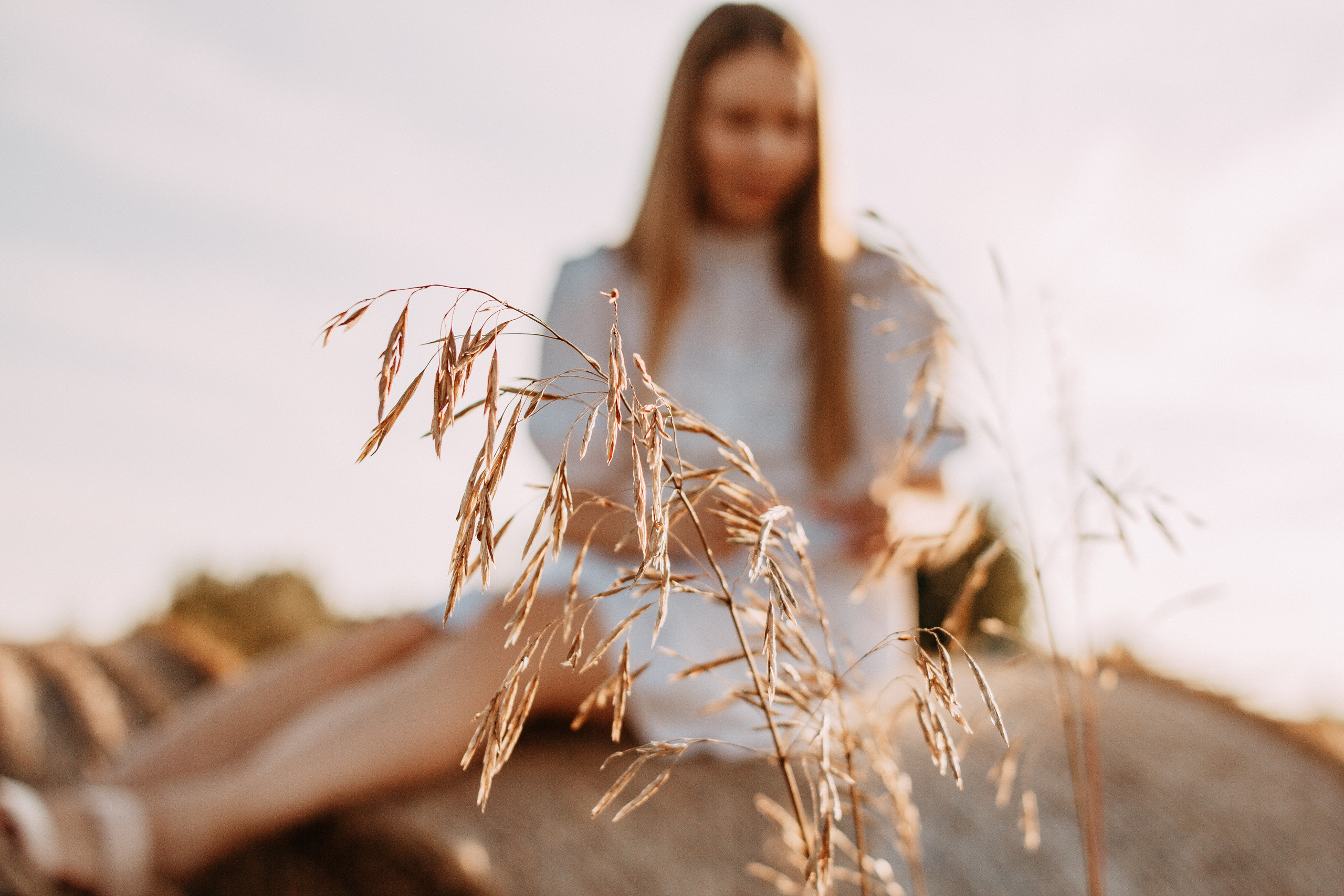 Arina and haystacks. Wedding and portrait photographer in Beograd Ekaterina Makedonskaya