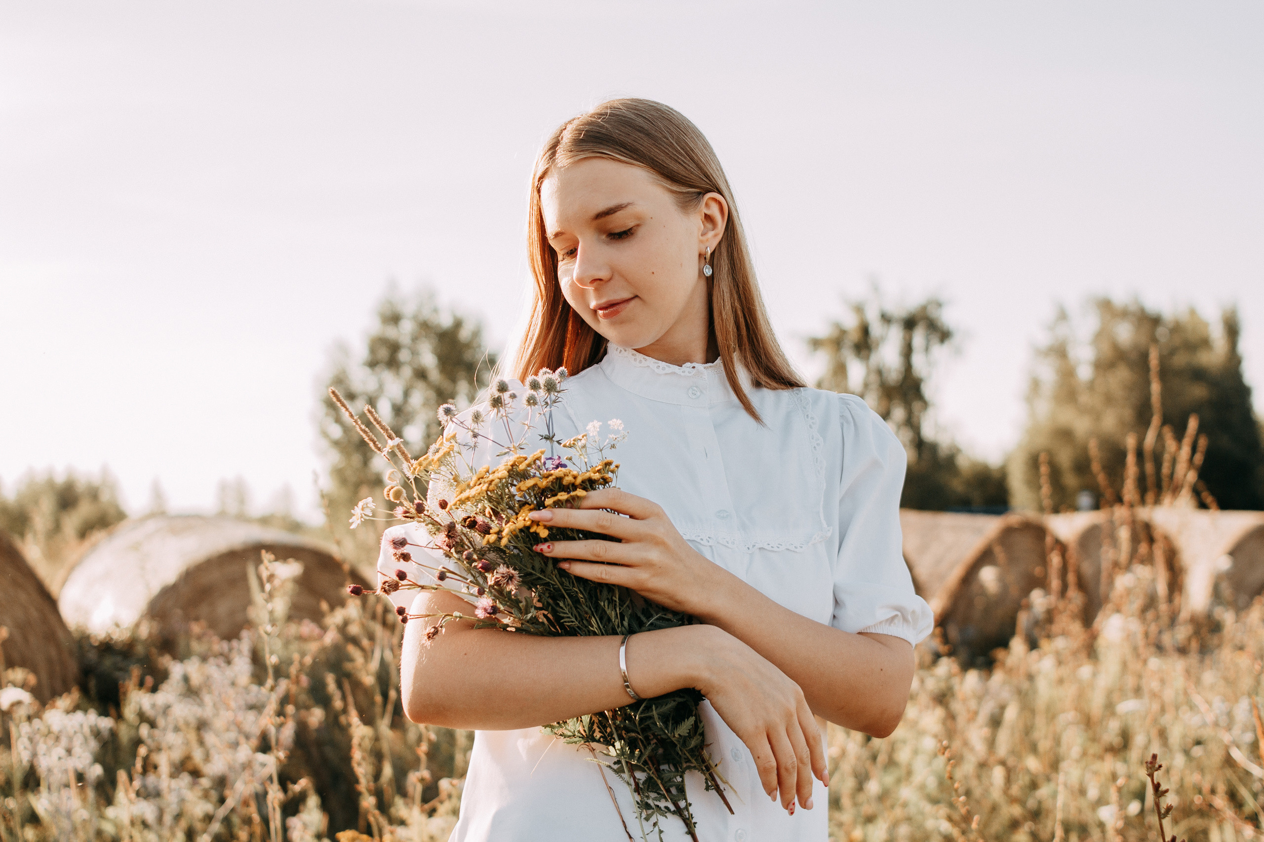 Arina and haystacks. Wedding and portrait photographer in Beograd Ekaterina Makedonskaya